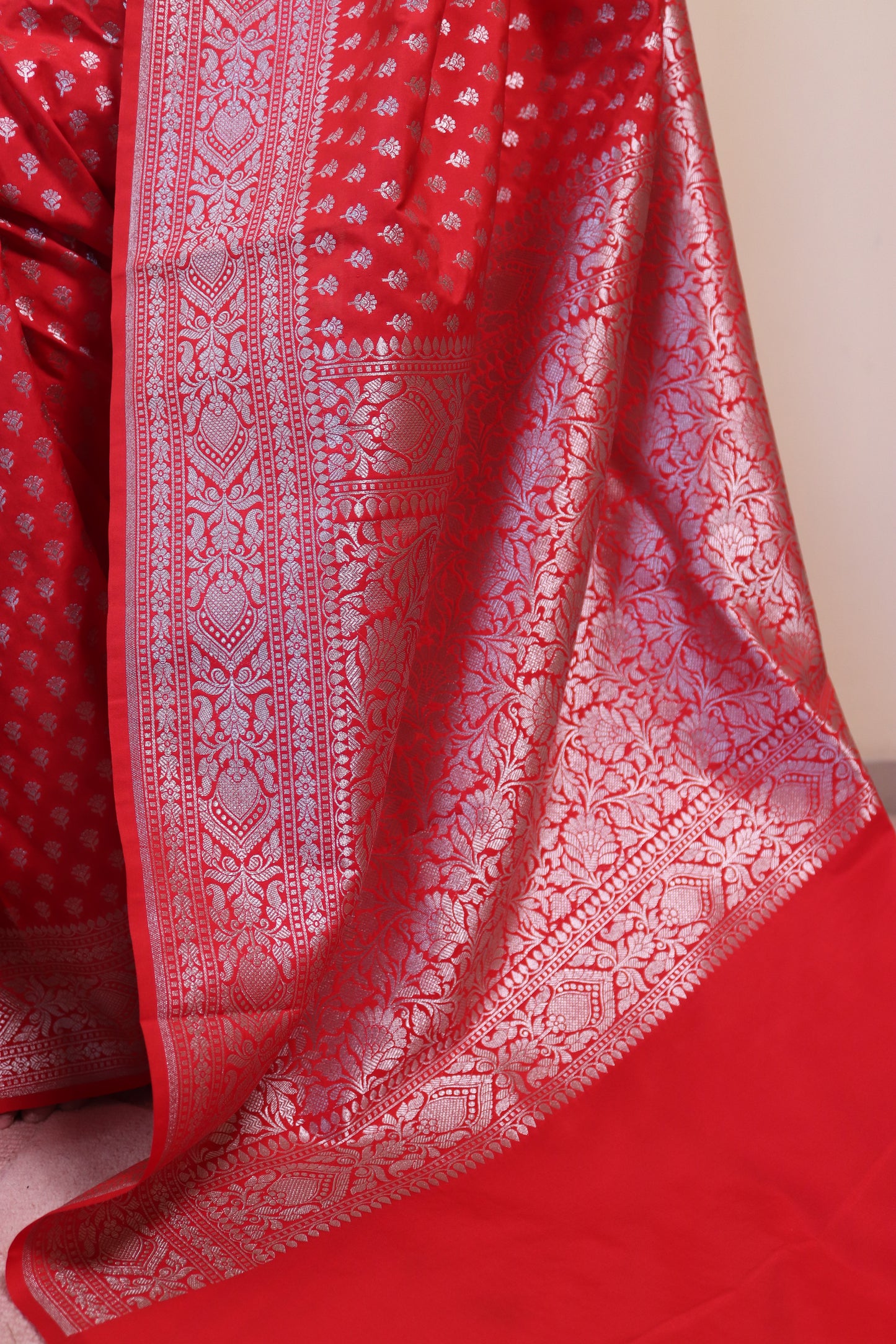 Banarasi Silk Weaved In Choti Buti - Red