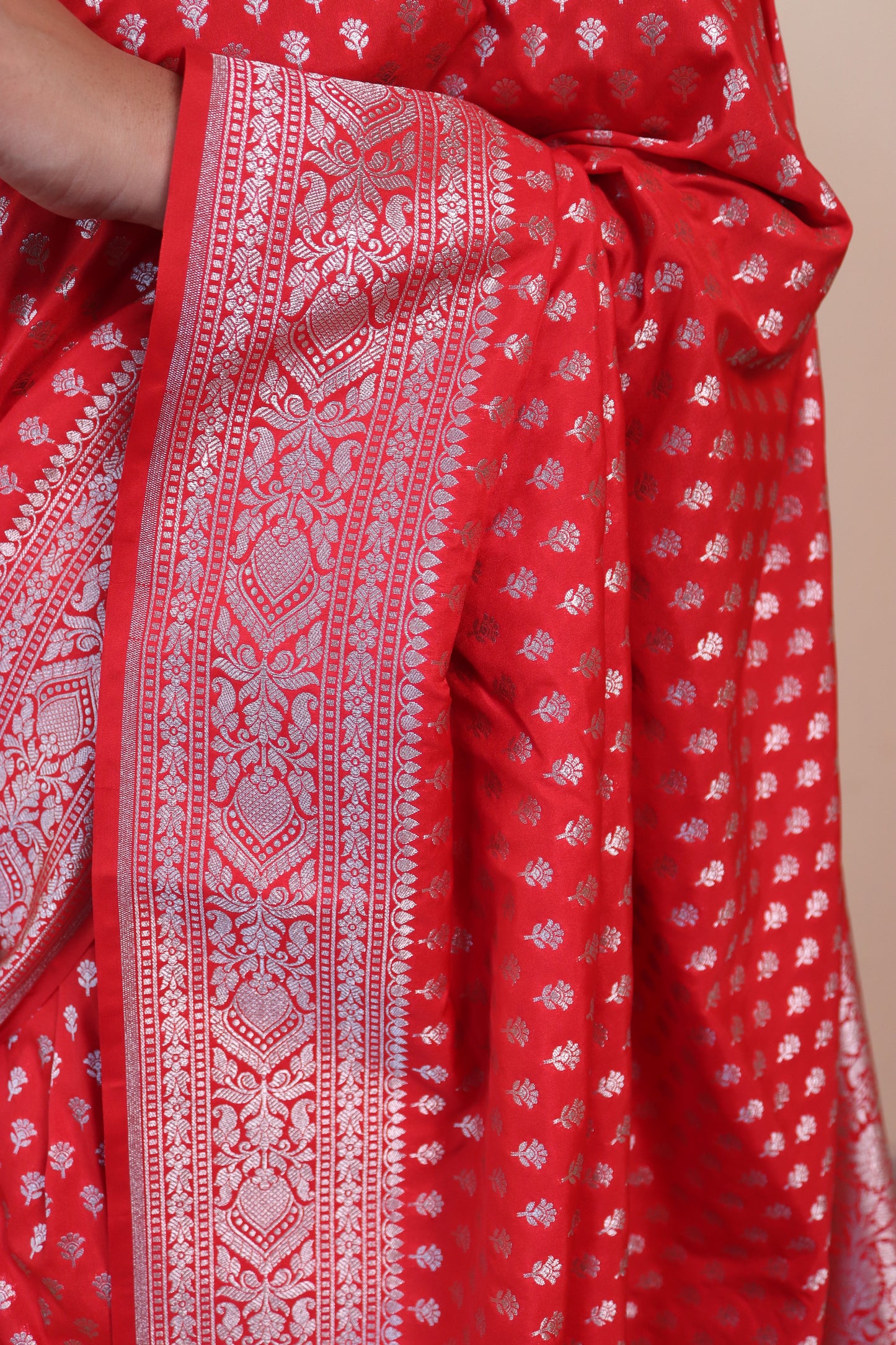 Banarasi Silk Weaved In Choti Buti - Red