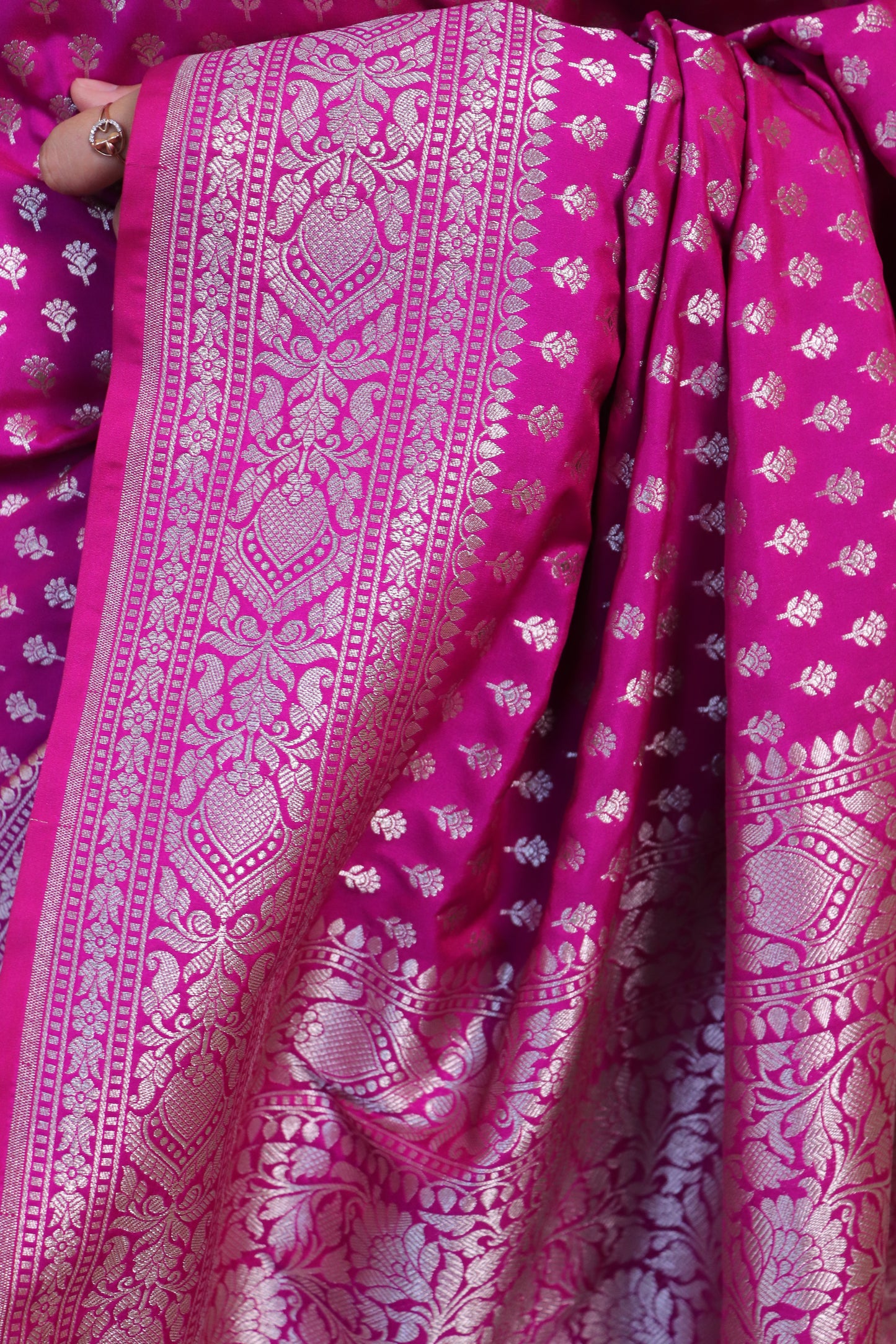 Banarasi Silk Weaved In Choti Buti - Magenta