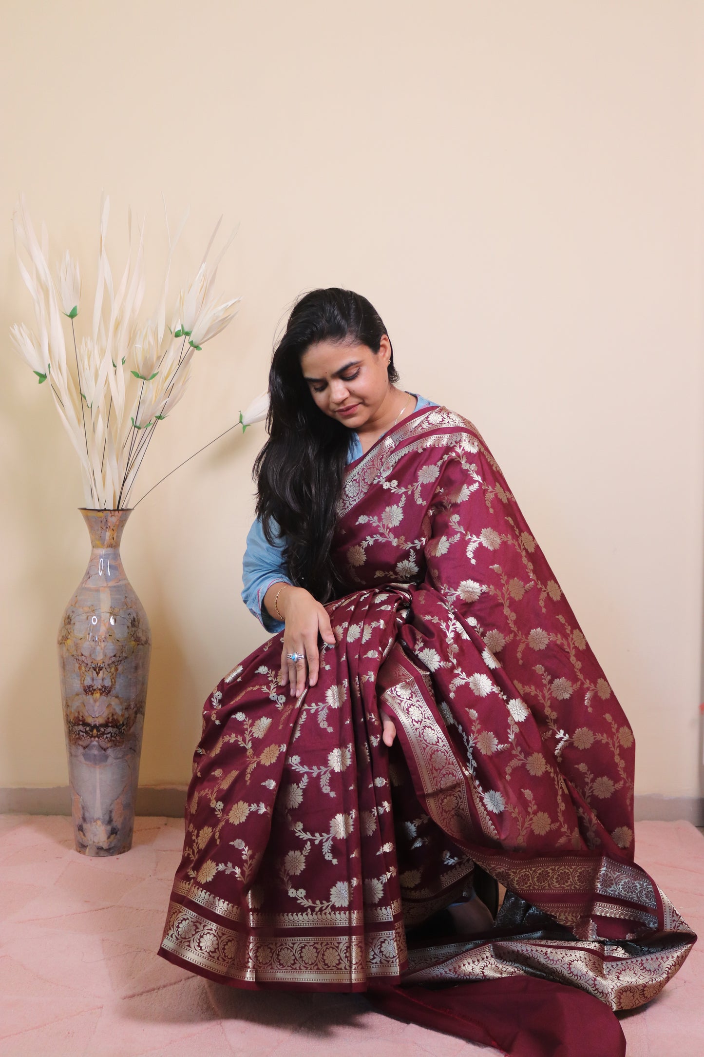Banarasi Saree Weaved In Jaal Buti - Maroon