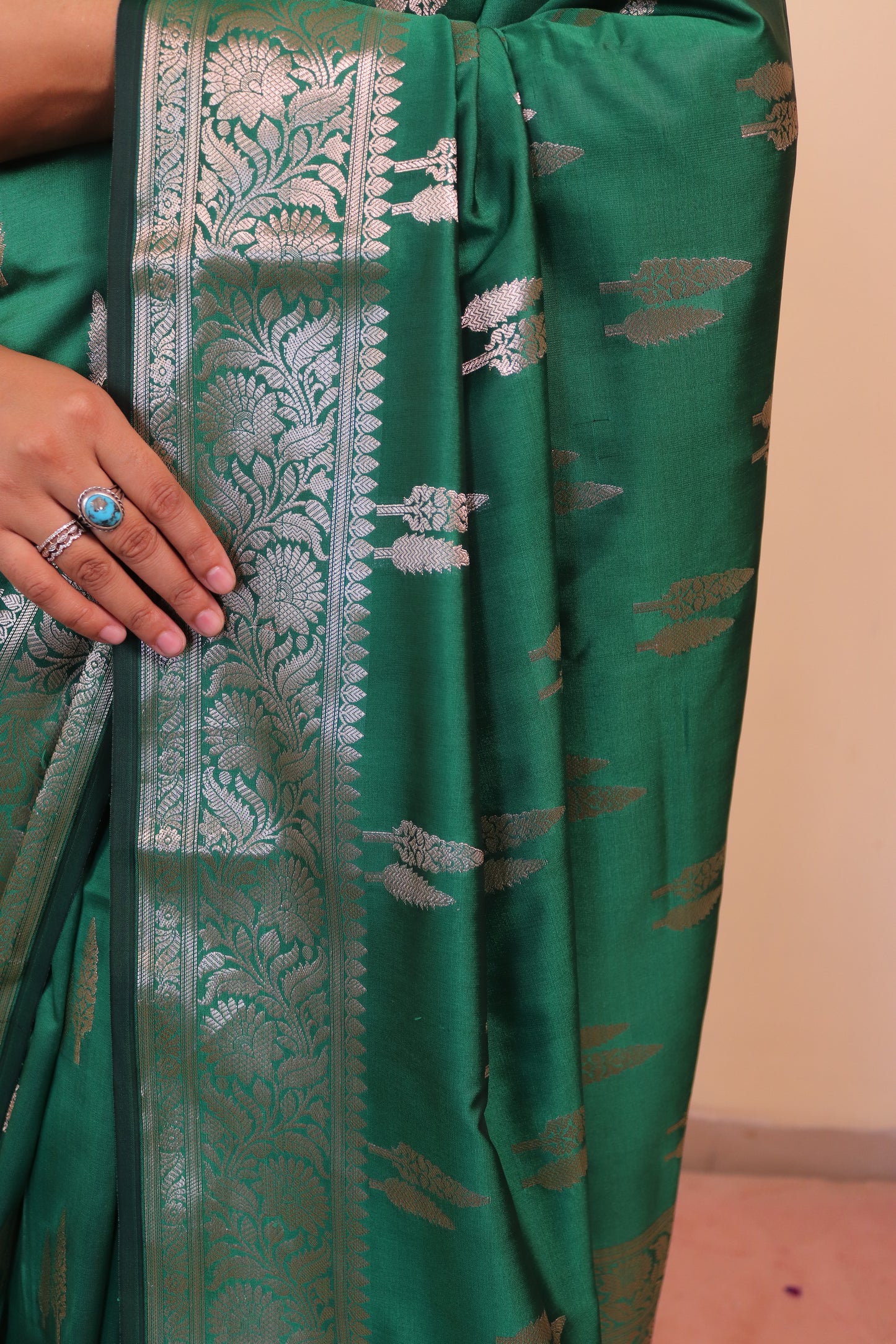 Banarasi Silk Weaved In Double Buti - Green