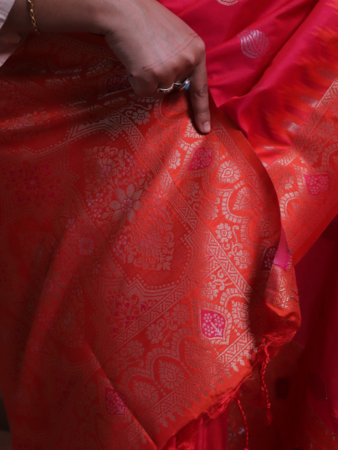 Soft Silk Contrast Border Silver And Gold Zari Weaving - Pink