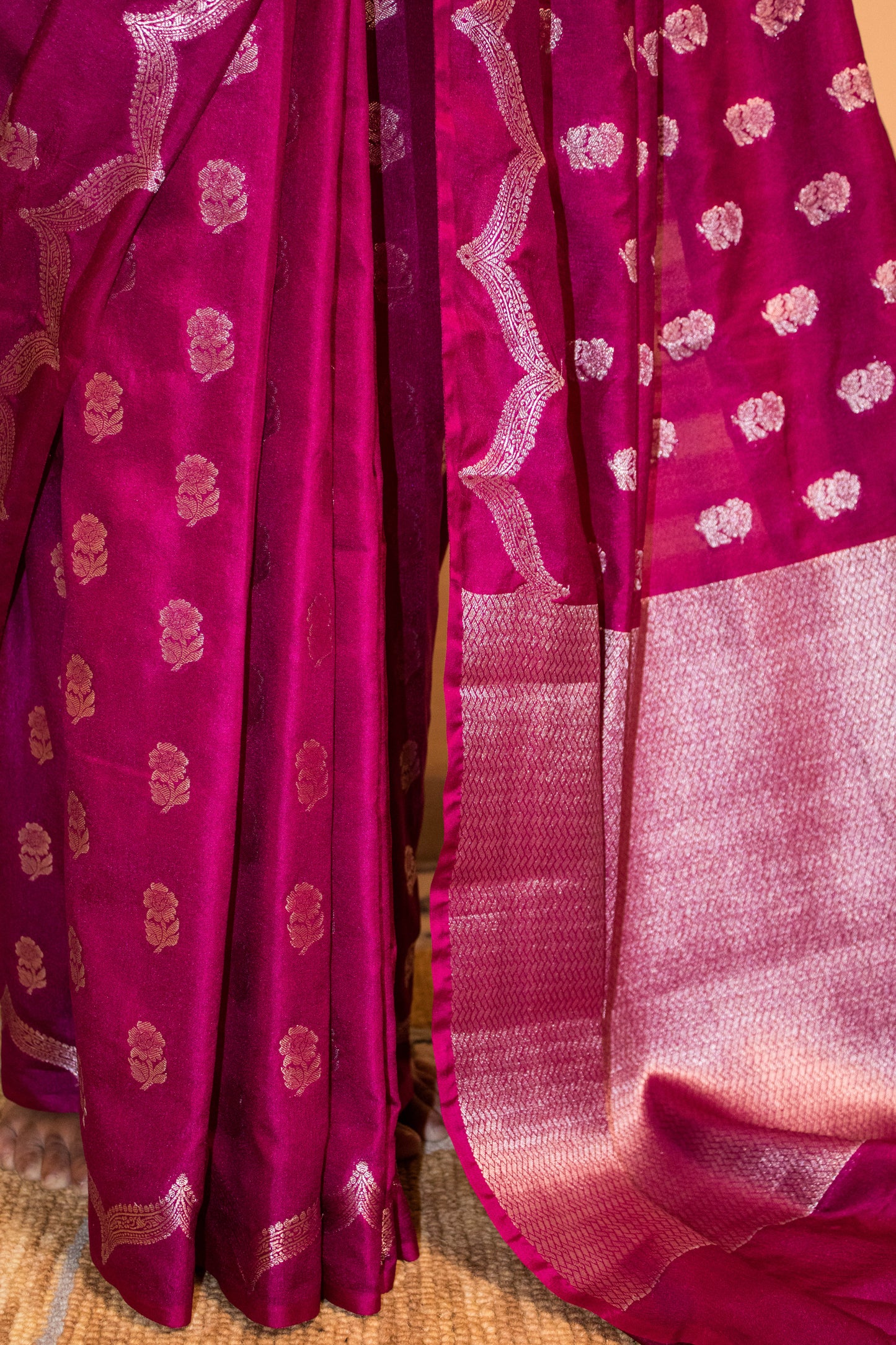Scalping Thin Border With Buti All Over Weaved - Maroon