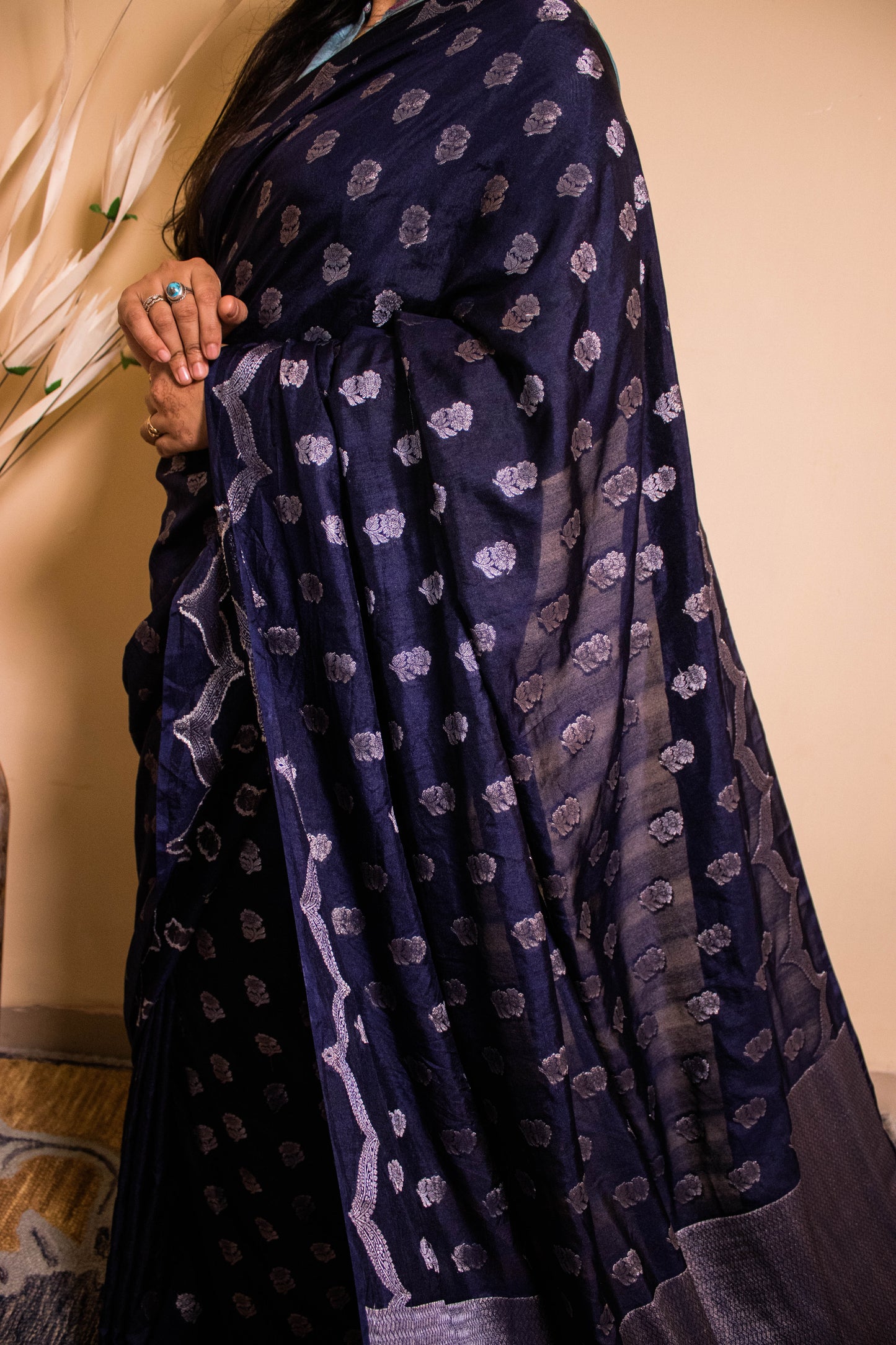 Scalping Thin Border With Buti All Over Weaved - Blue