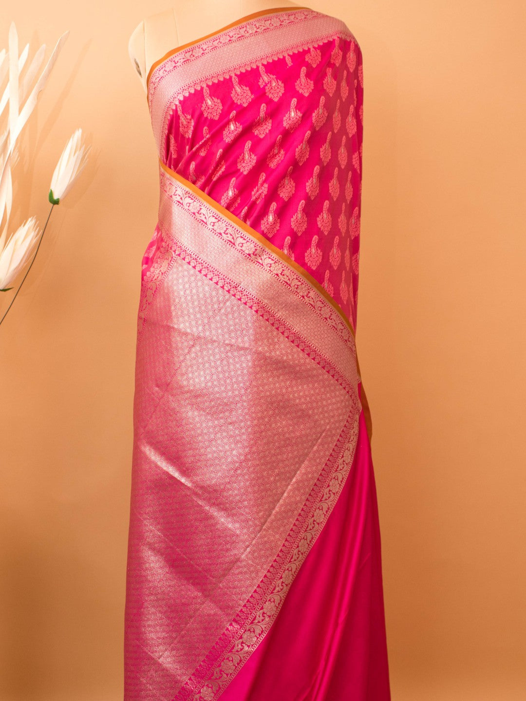 Resham Weaving Butta In Banarasi Kataan Silk