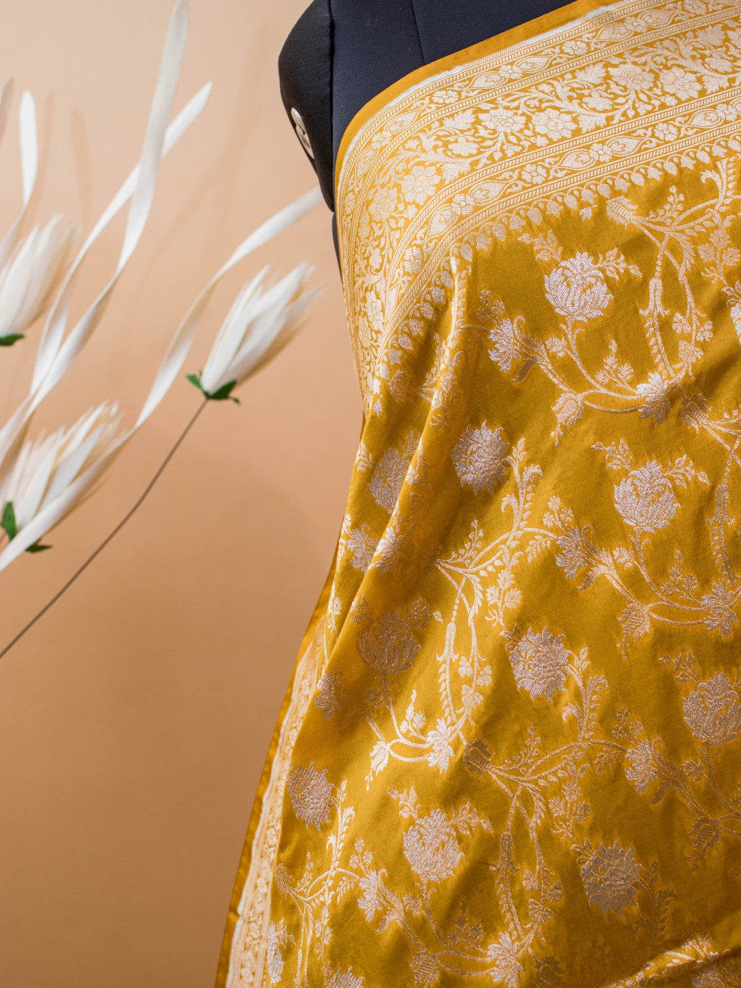 Handloom Banarasi Pure Kataan Silk In Gold N Siver Zari