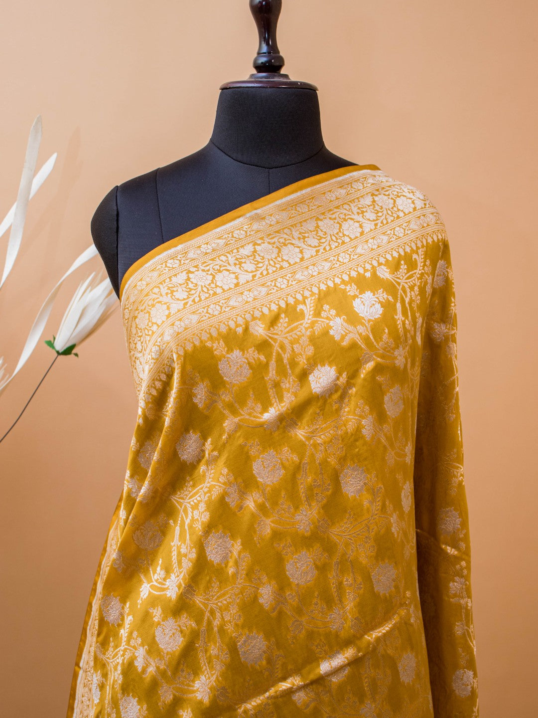 Handloom Banarasi Pure Kataan Silk In Gold N Siver Zari