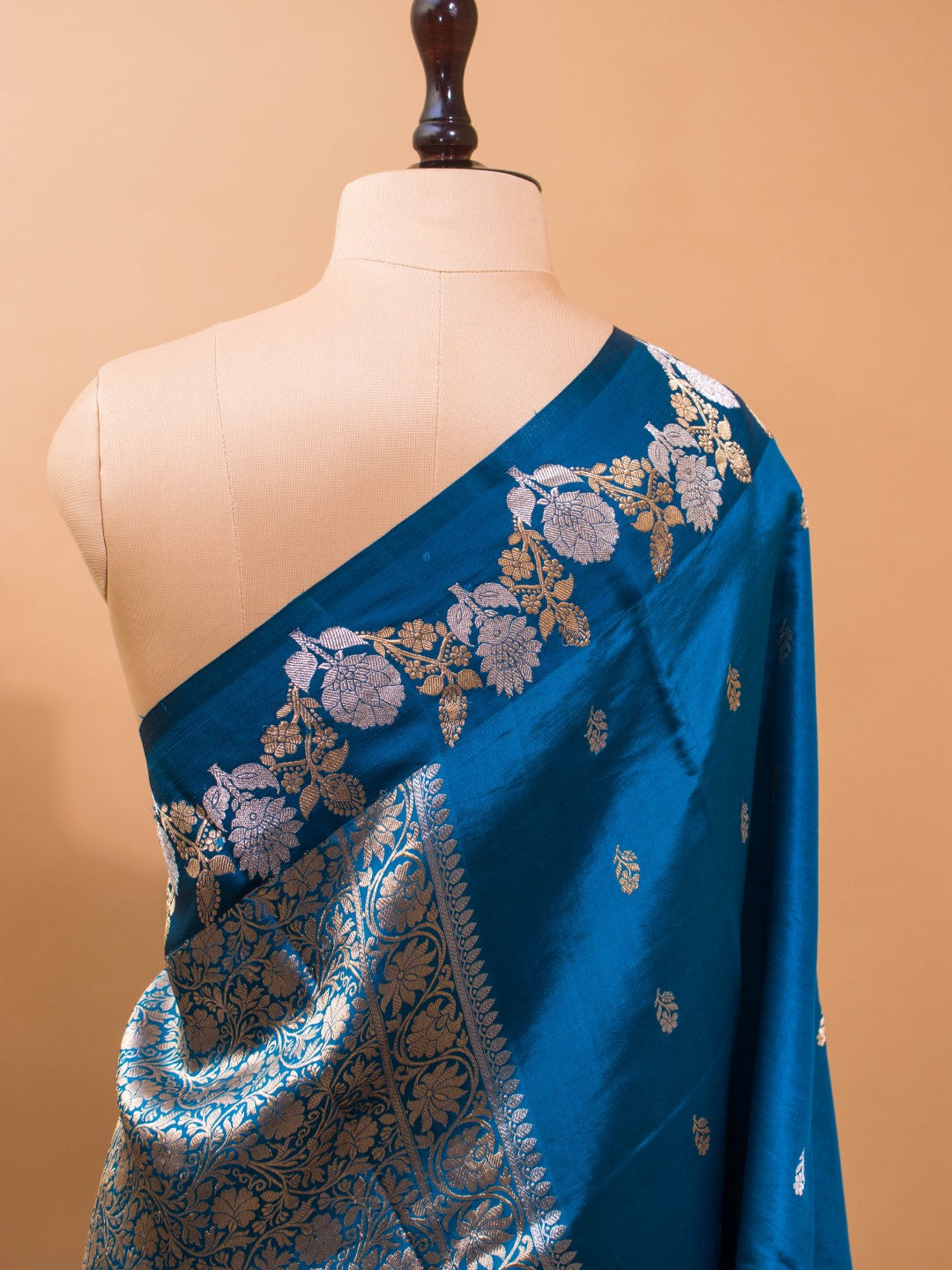 Unique Border Design In Siver N Gold