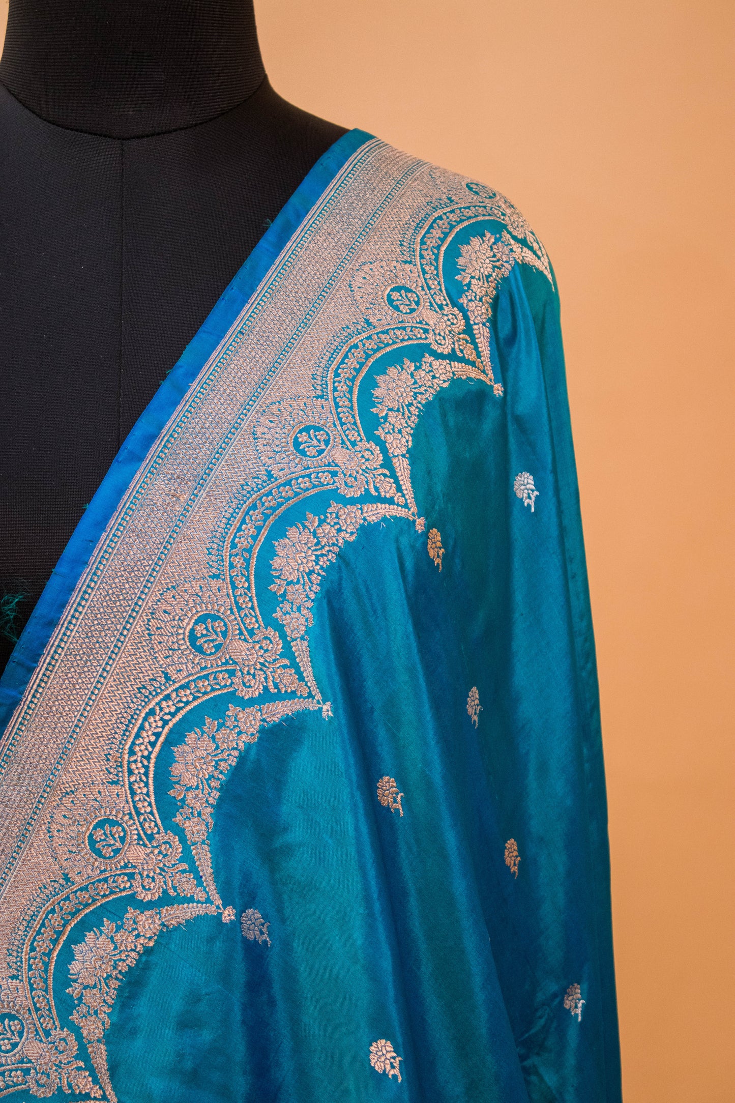 Handloom Banarasi Scalping Border And Butti Design Blue