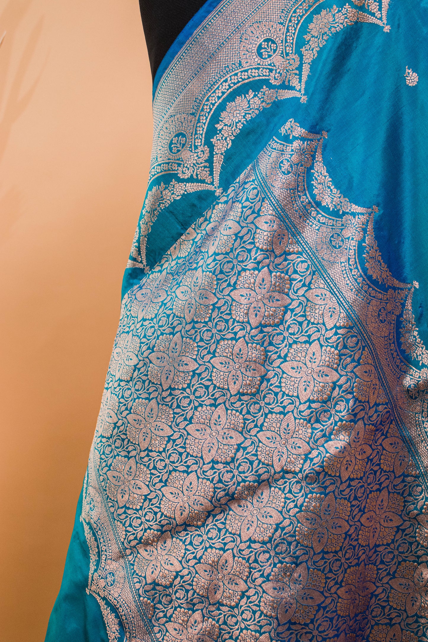 Handloom Banarasi Scalping Border And Butti Design Blue