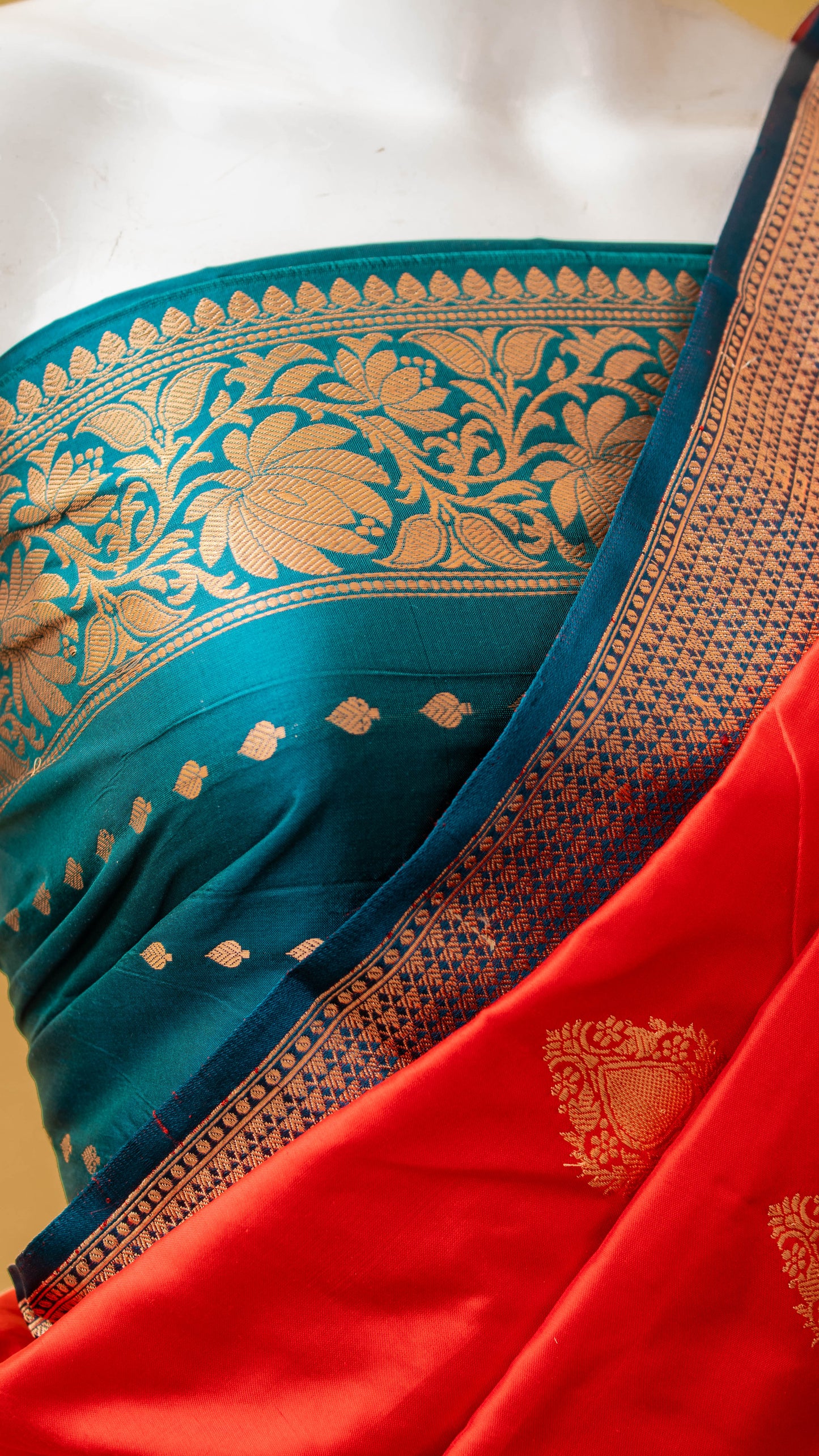 Handloom Banarsi Contrast Border And Butti Design Red