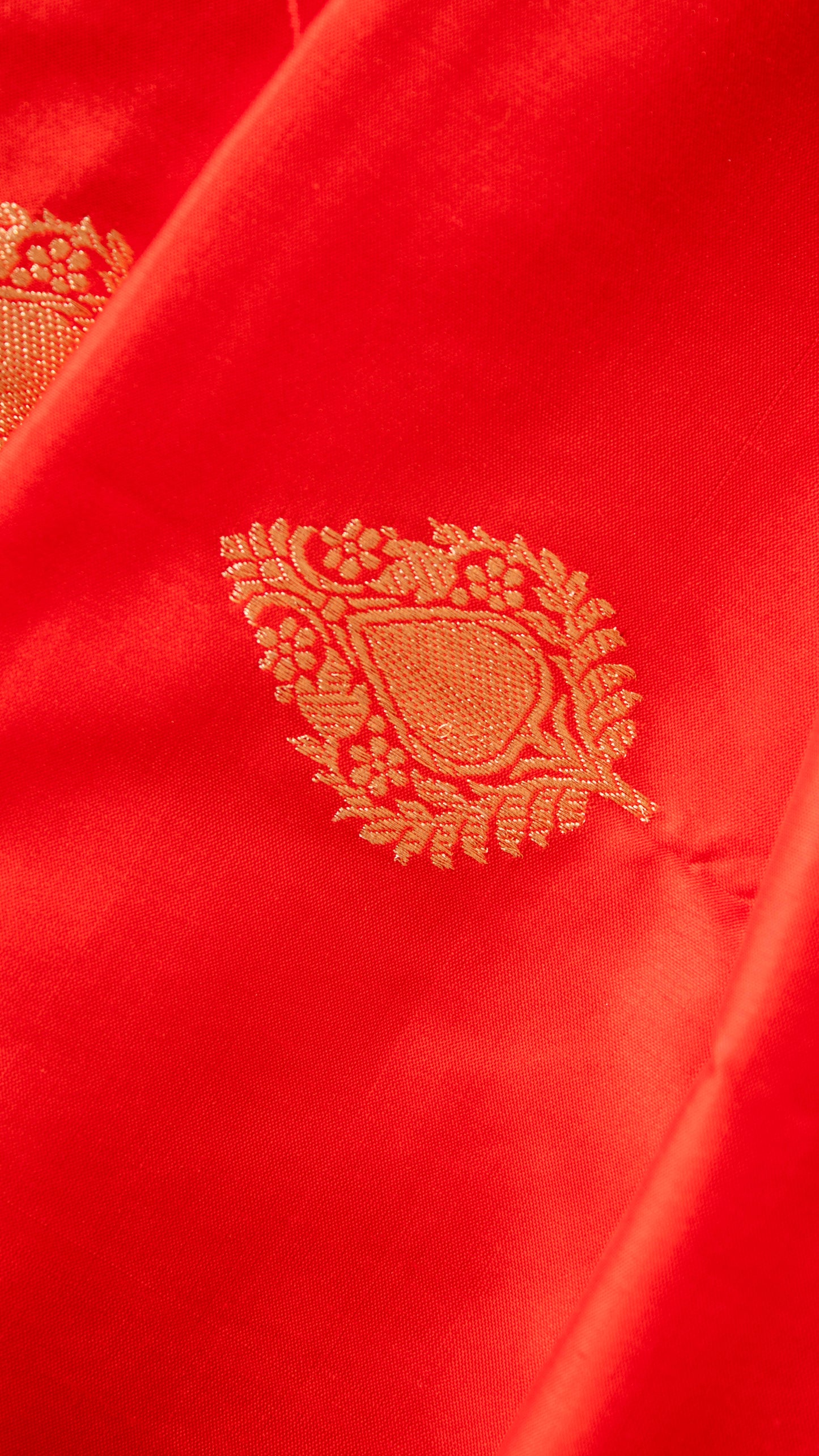 Handloom Banarsi Contrast Border And Butti Design Red