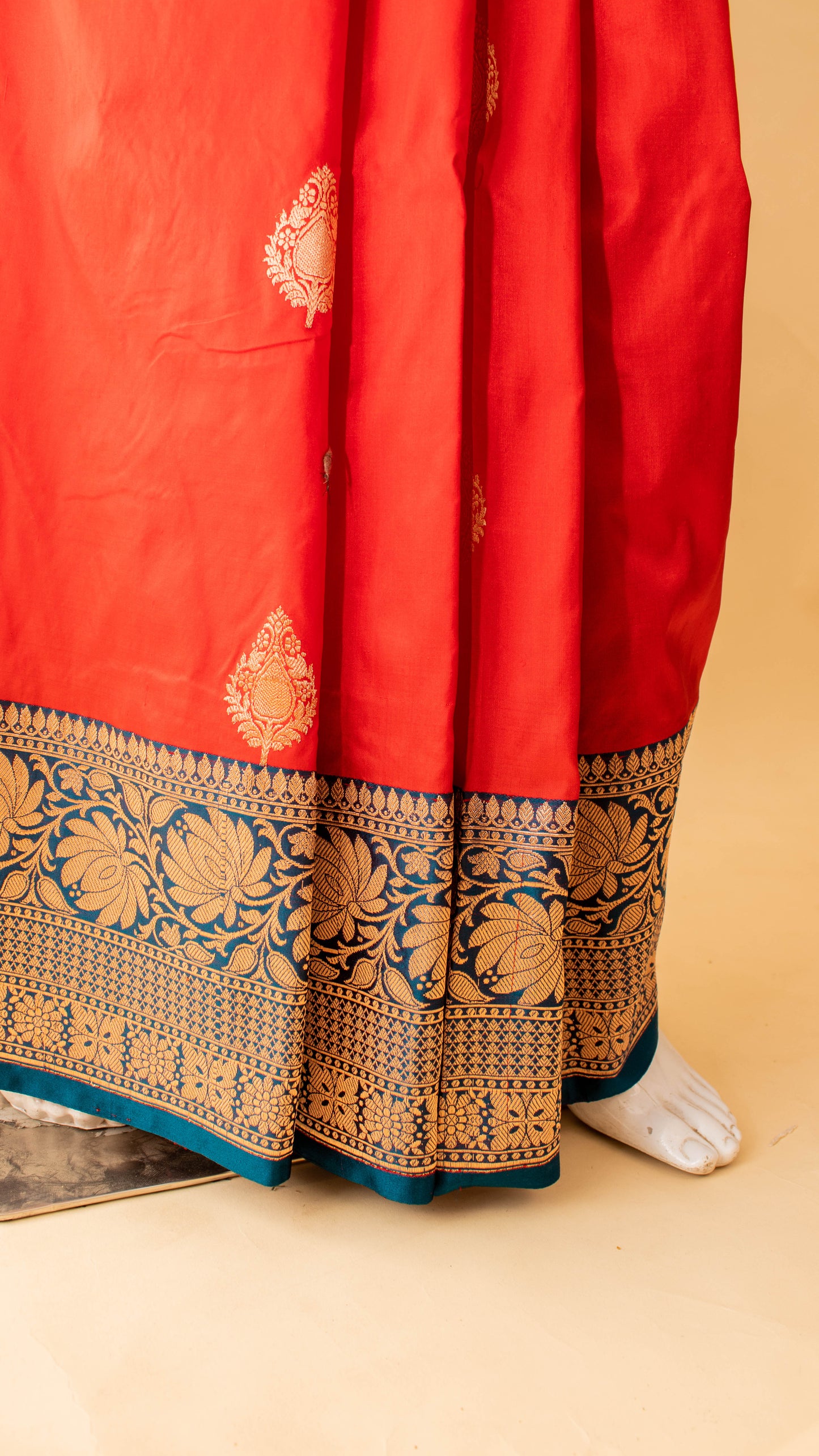 Handloom Banarsi Contrast Border And Butti Design Red