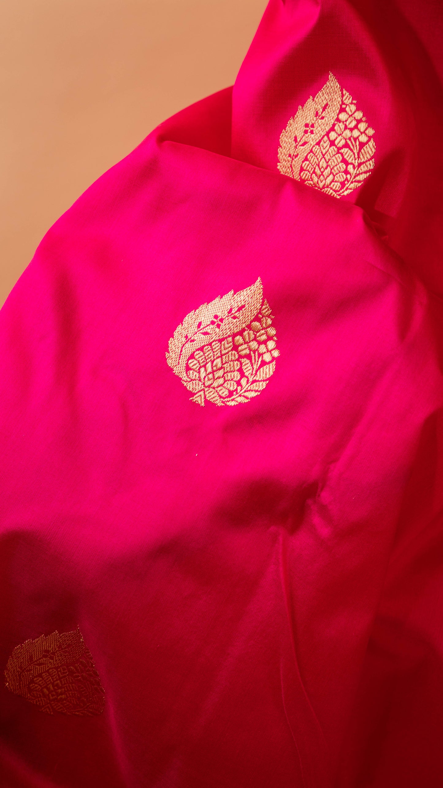 Handloom Banarasi Motif Border And Butti Weaving - Pink