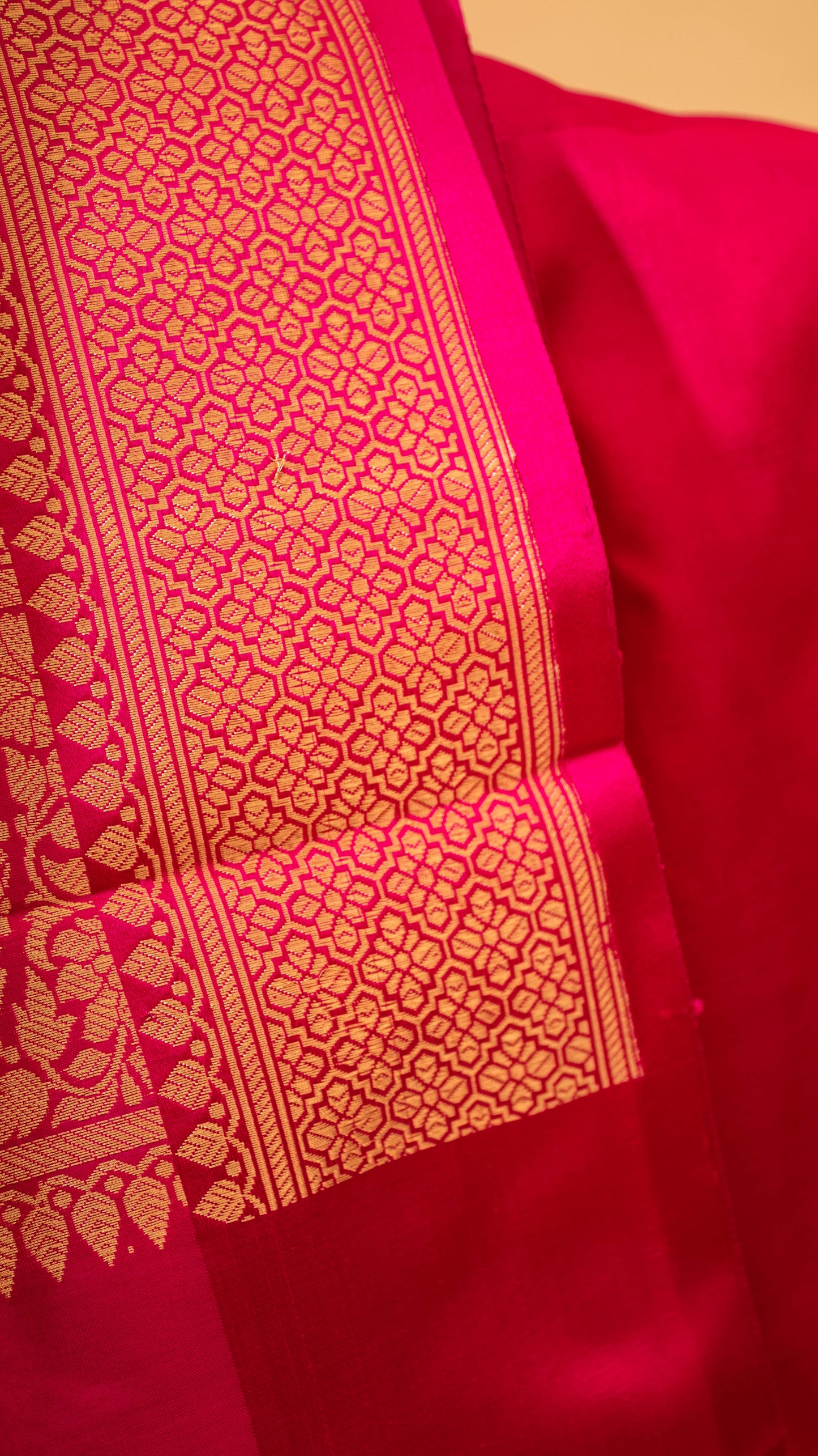 Handloom Banarasi Motif Border And Butti Weaving - Pink