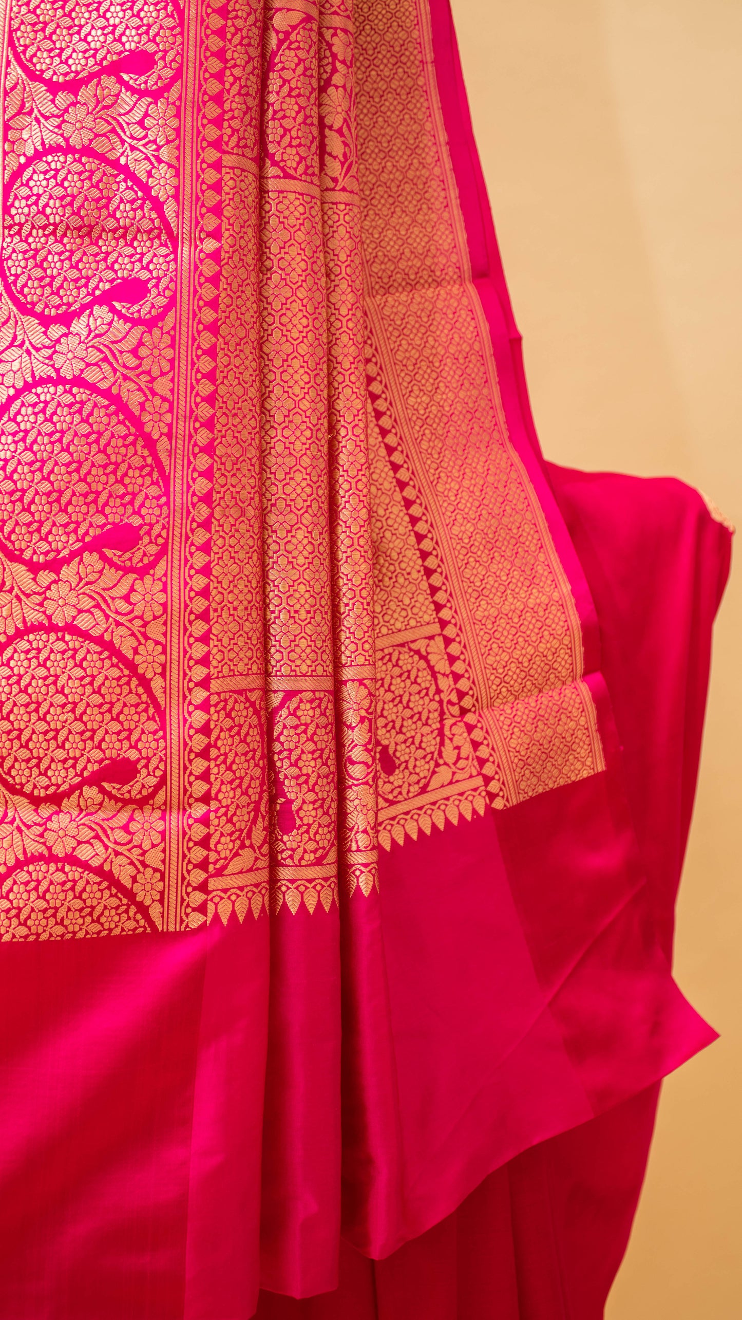 Handloom Banarasi Motif Border And Butti Weaving - Pink