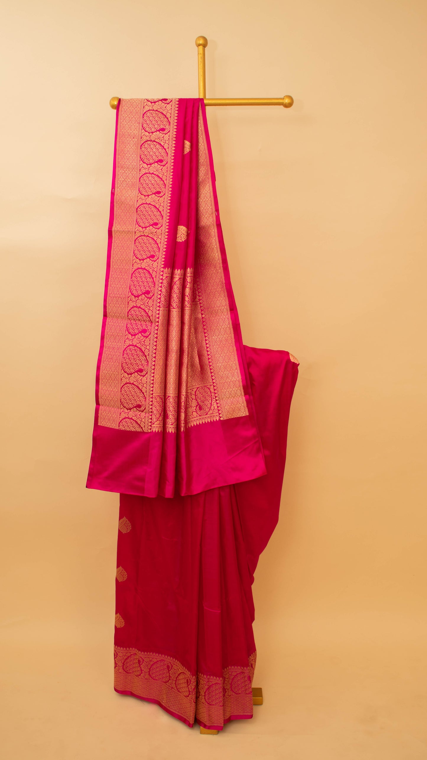 Handloom Banarasi Motif Border And Butti Weaving - Pink