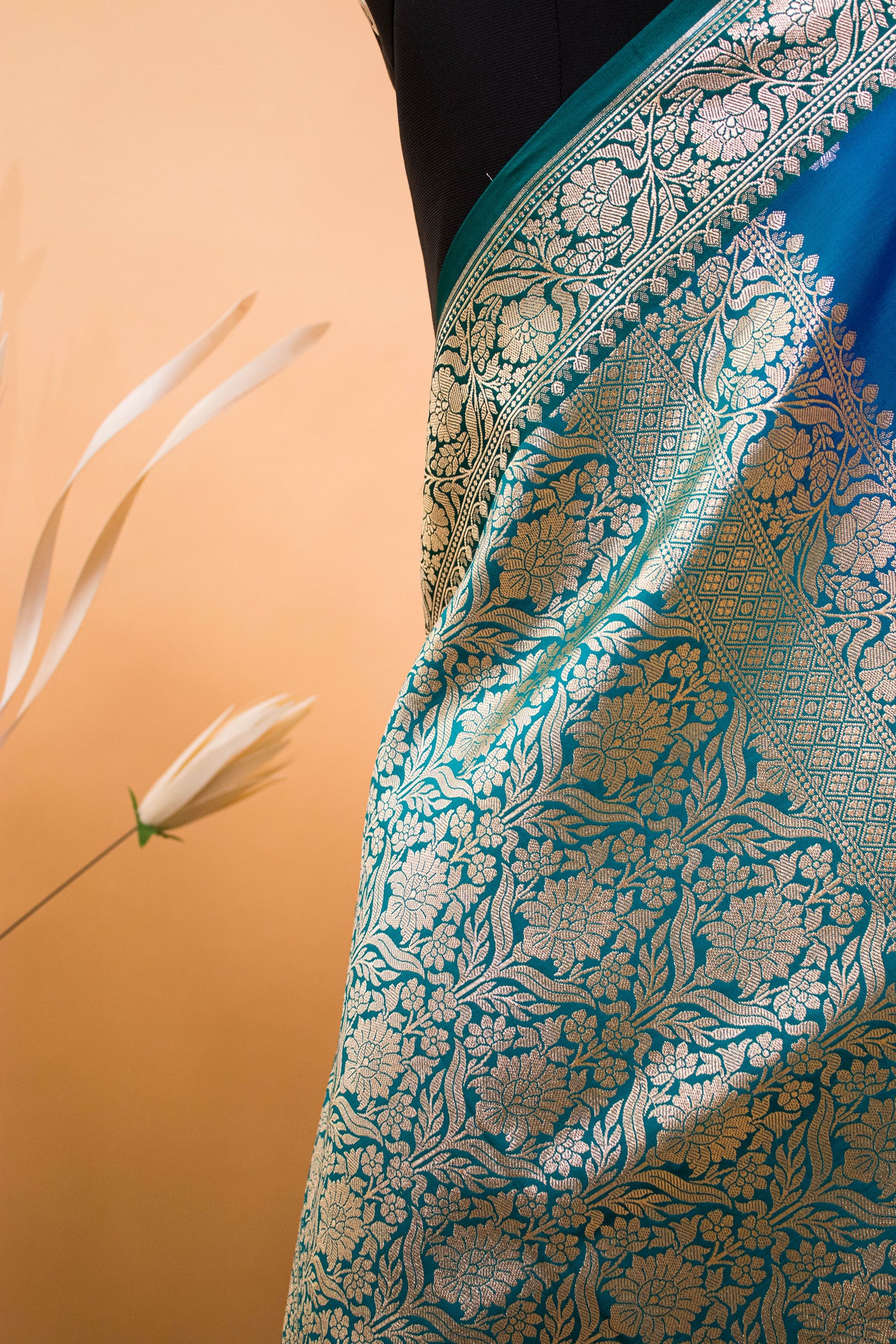 Traditional Banarsi Cotrast Border Butti Weaving Blue