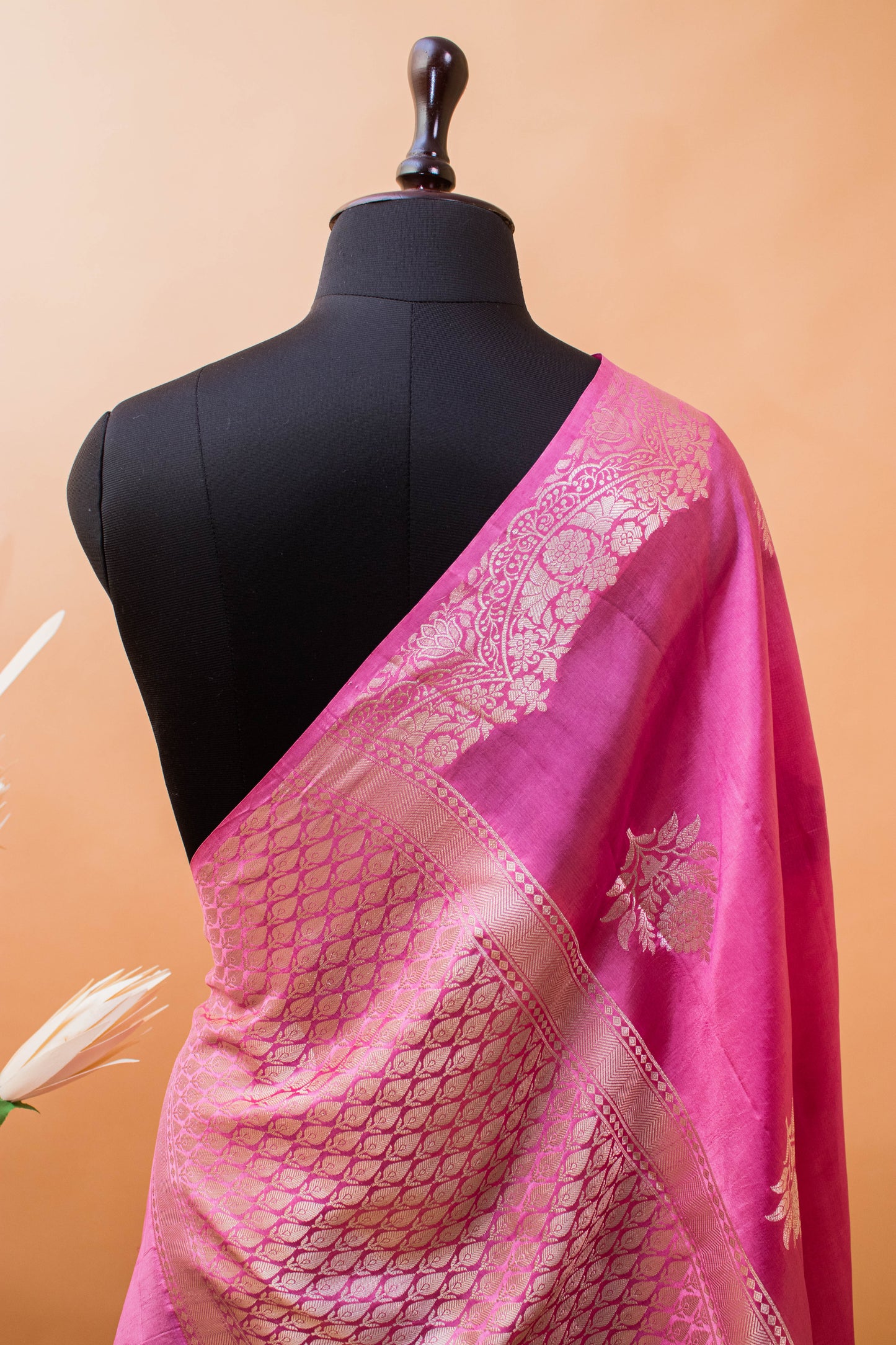 Scalping Weaving Border With Flower Butti All Over In Pure Banarasi Silk-Pink