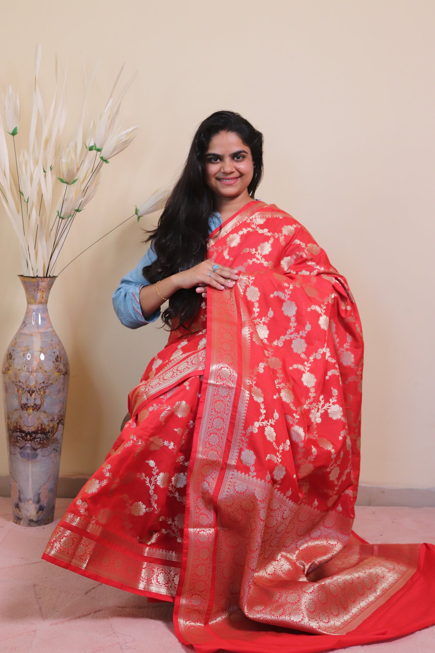 Banarasi Saree Weaved In Jaal Buti - Red