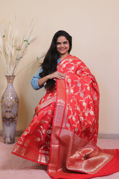 Banarasi Saree Weaved In Jaal Buti - Red