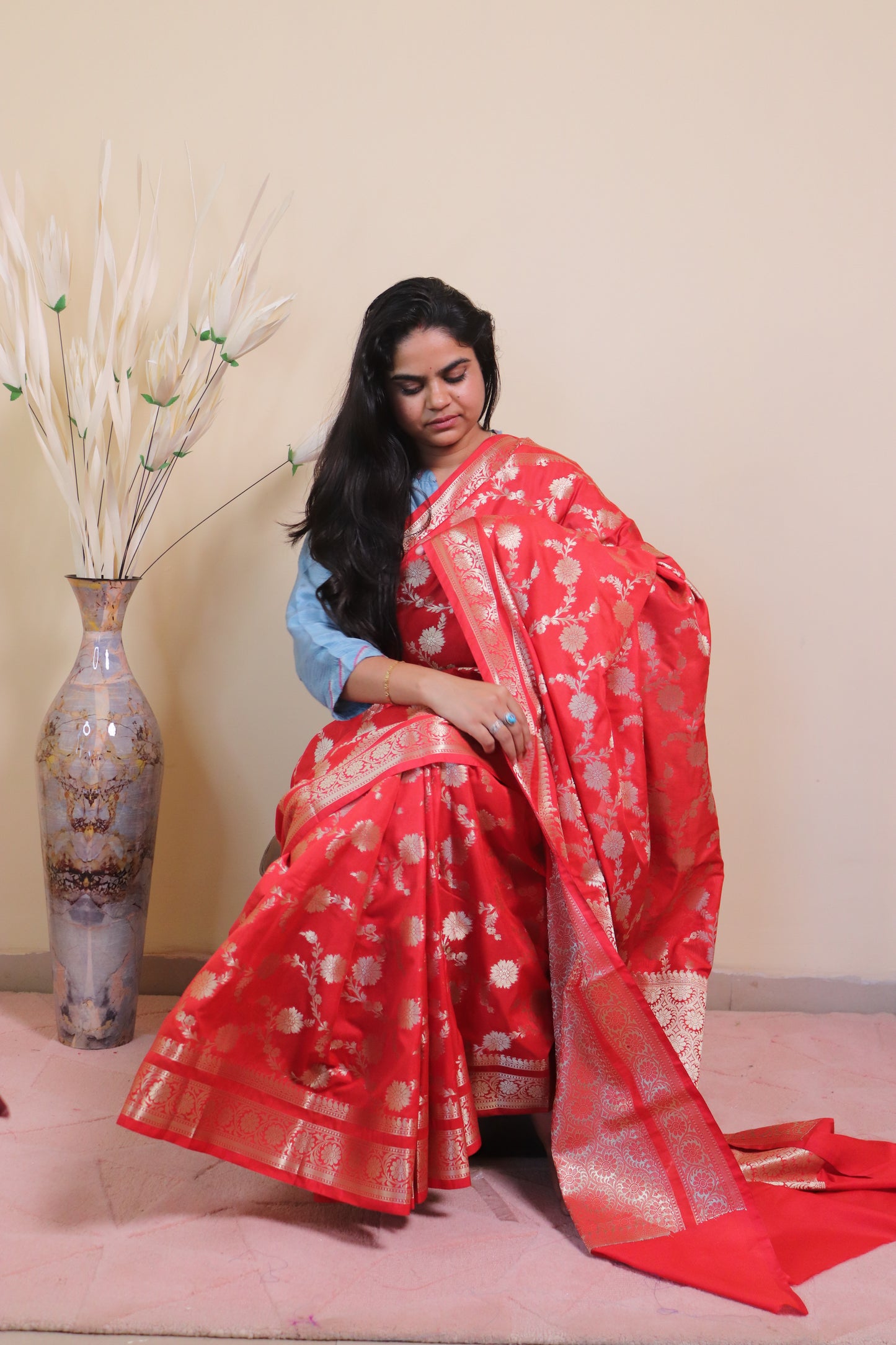 Banarasi Saree Weaved In Jaal Buti - Red