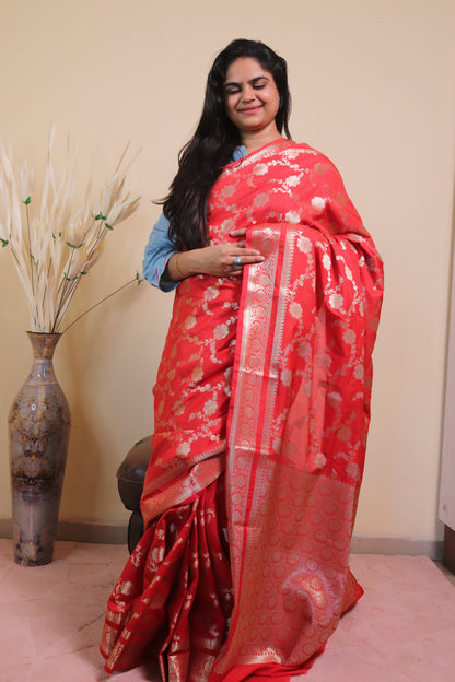 Banarasi Saree Weaved In Jaal Buti - Red