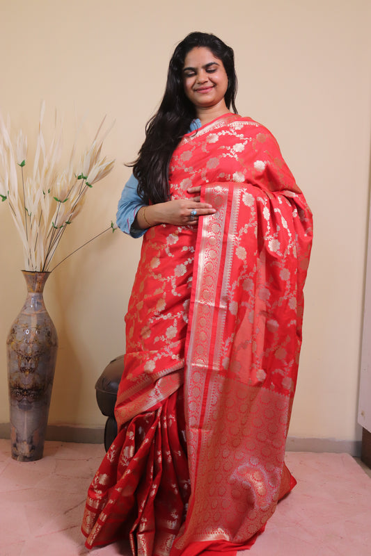 Banarasi Saree Weaved In Jaal Buti - Red