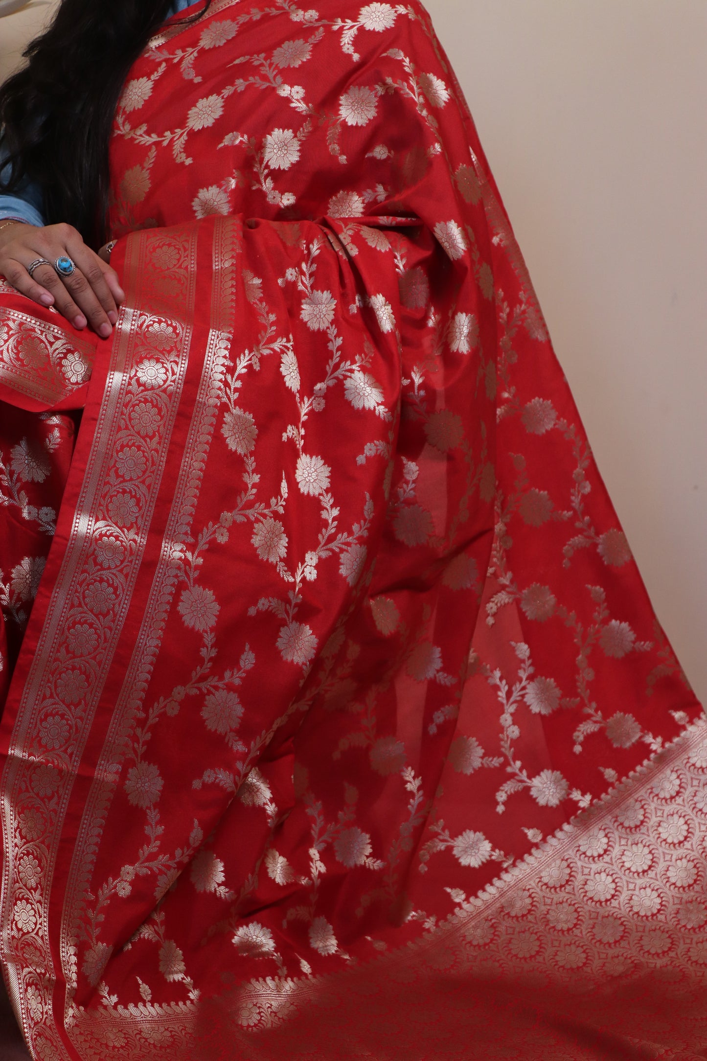 Banarasi Saree Weaved In Jaal Buti - Red