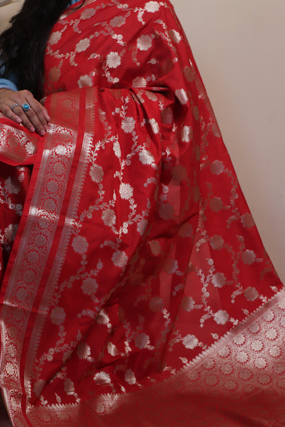 Banarasi Saree Weaved In Jaal Buti - Red
