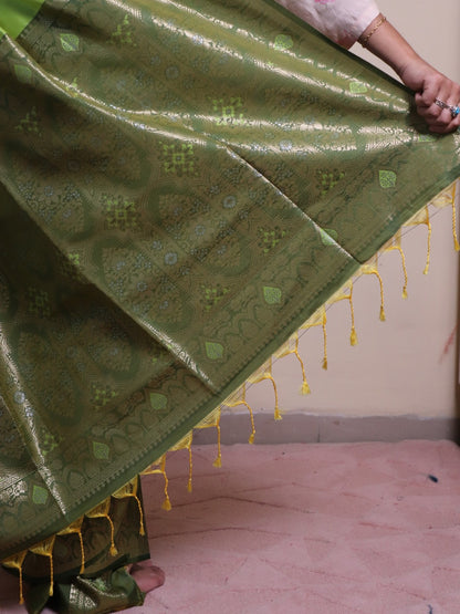 Soft Silk Contrast Border Silver And Gold Zari Weaving - Green