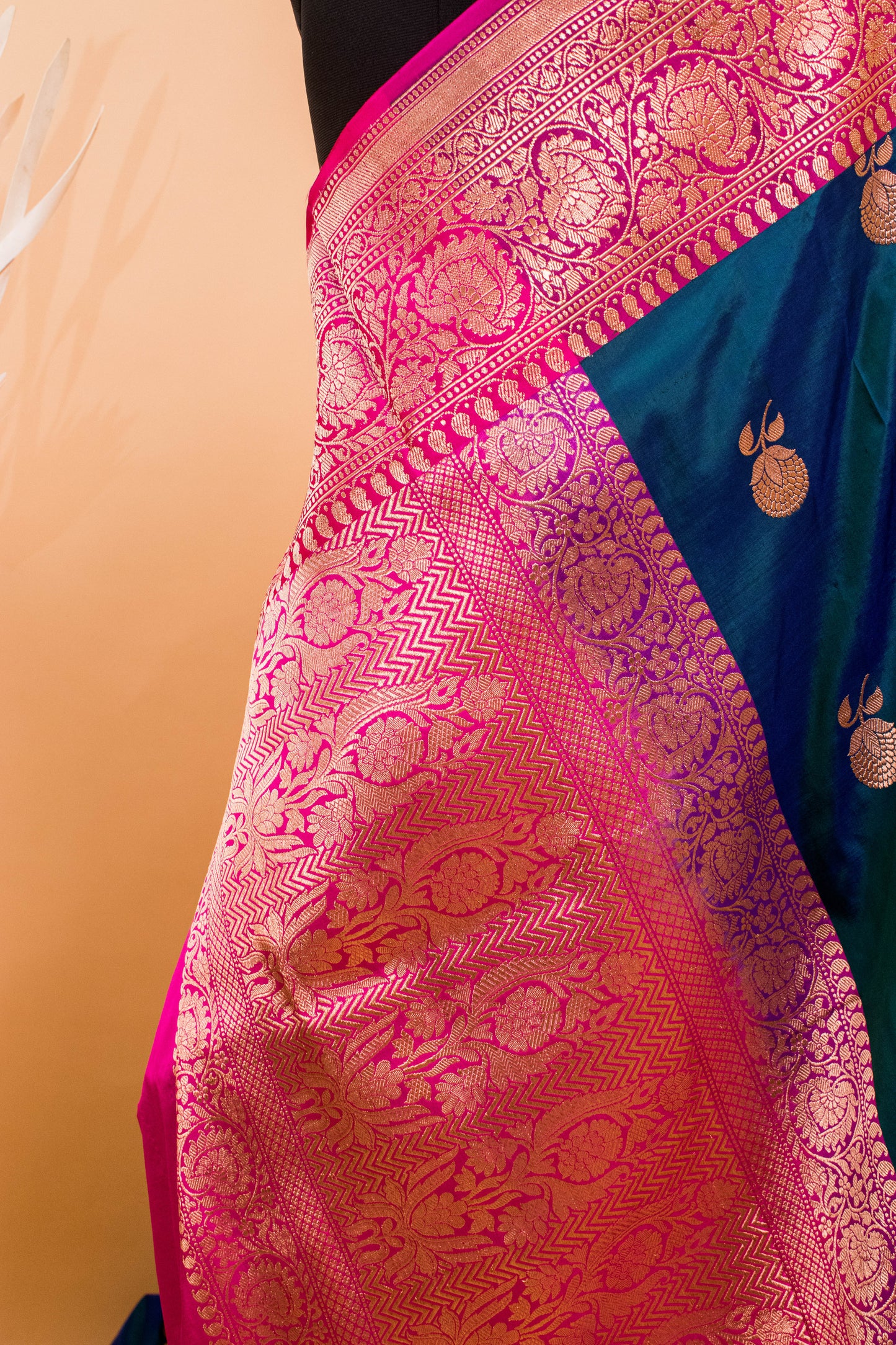 Handloom Banarasi Pure Katan Silk Contrast Border Butti Design Blue