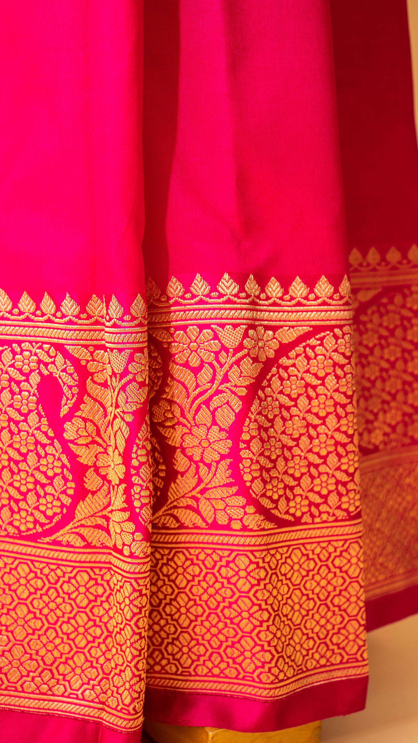 Handloom Banarasi Motif Border And Butti Weaving - Pink