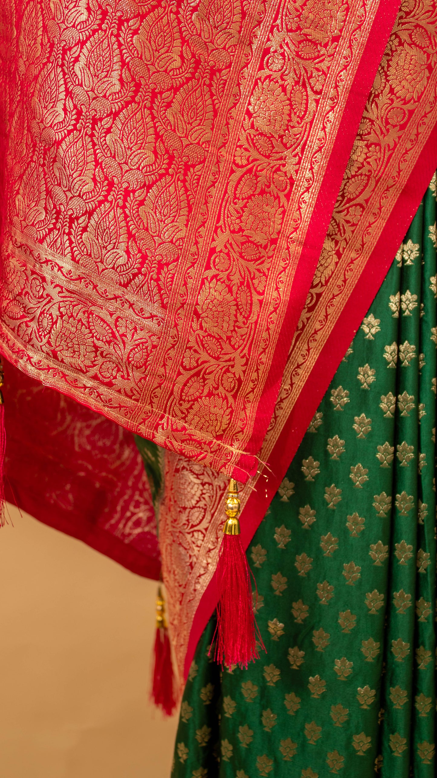 Traditional Banarsi Contrast Border And Small Butti Weaving Green