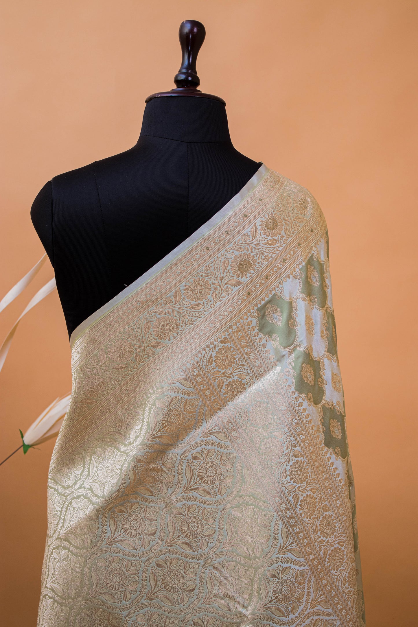 Rangkaat Jaal Weaving In Banarasi Mashru Silk - Green