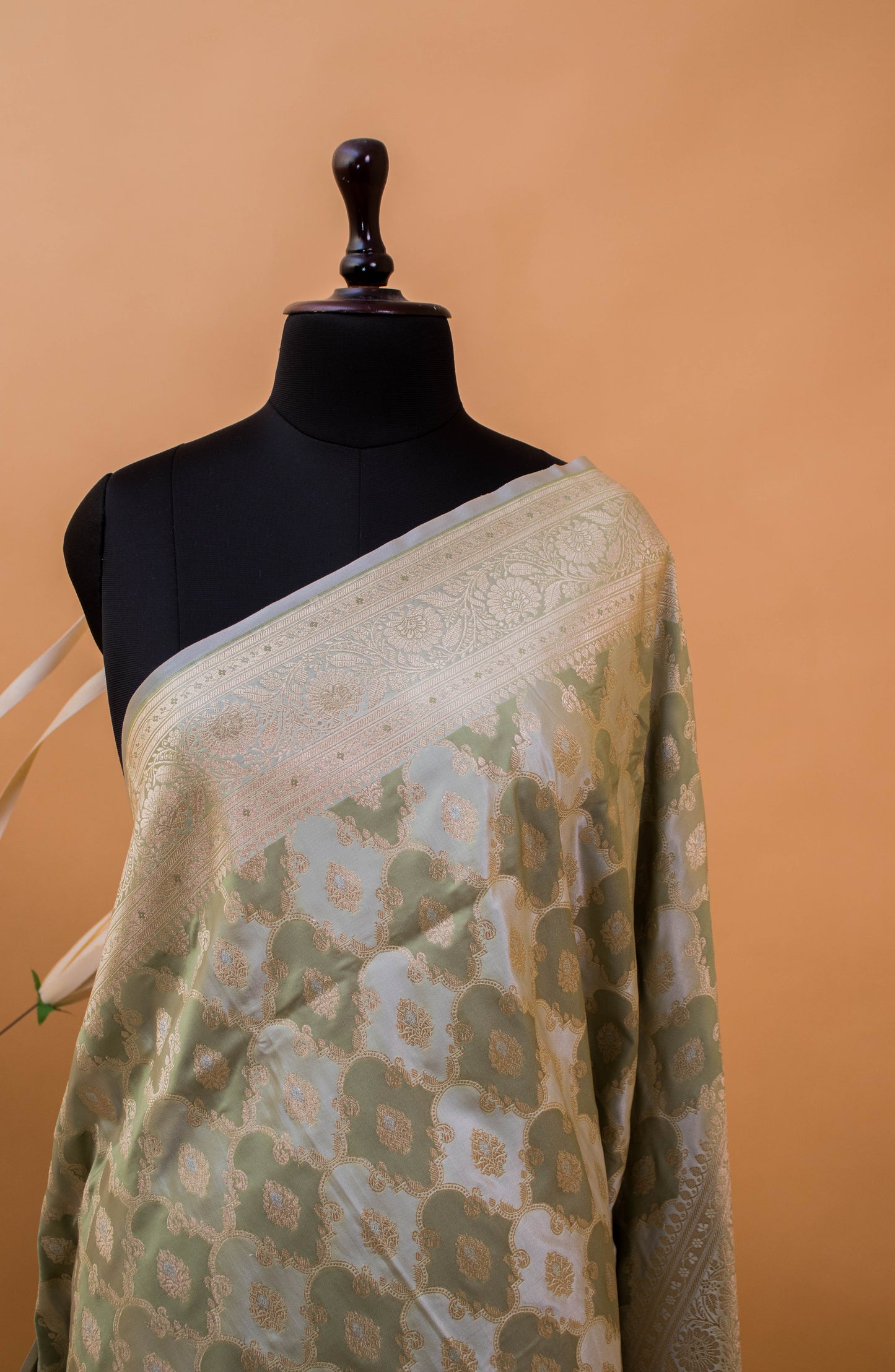 Rangkaat Jaal Weaving In Banarasi Mashru Silk - Green