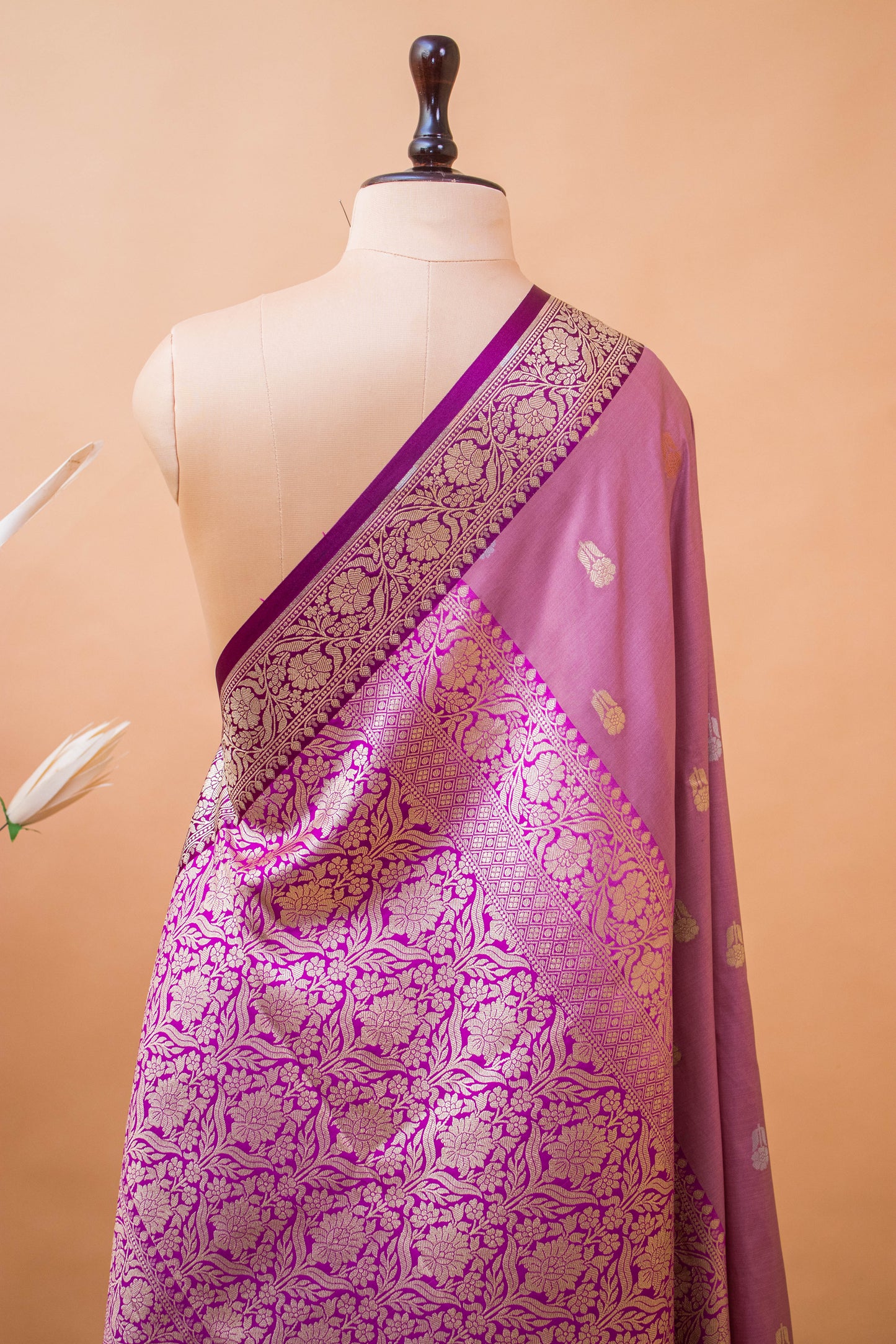 Traditional Banarsi Cotrast Border Butti Weaving - Pink