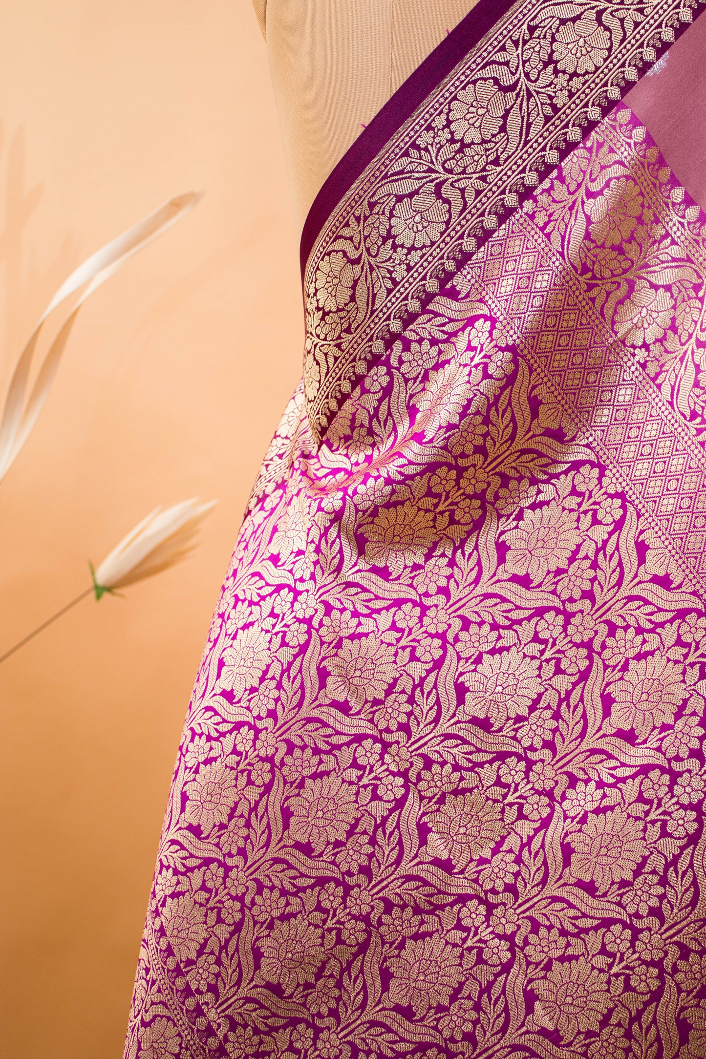 Traditional Banarsi Cotrast Border Butti Weaving - Pink