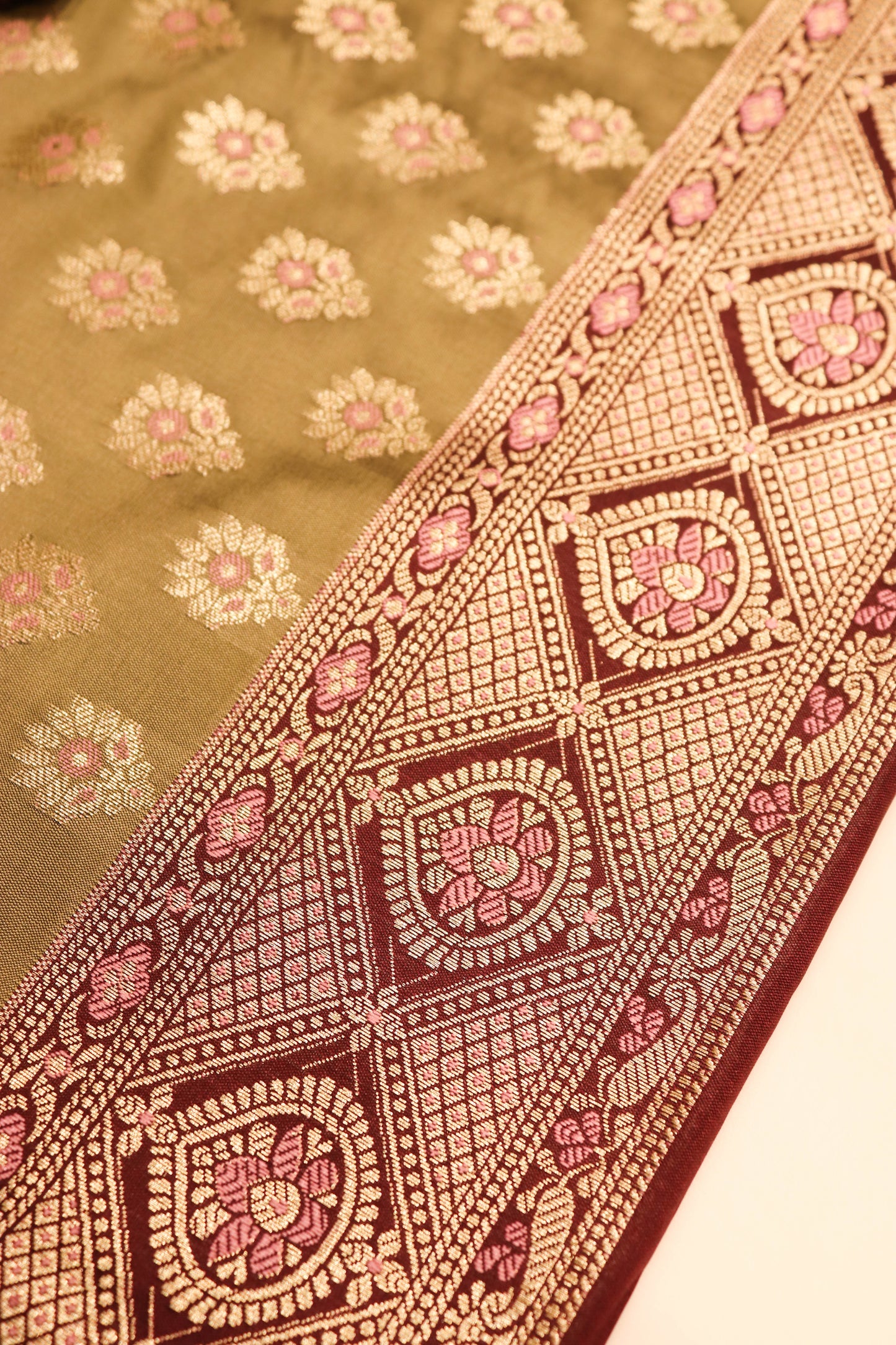 Banarasi Suite With Contrast Dupatta , Daman And Bottom-Beige