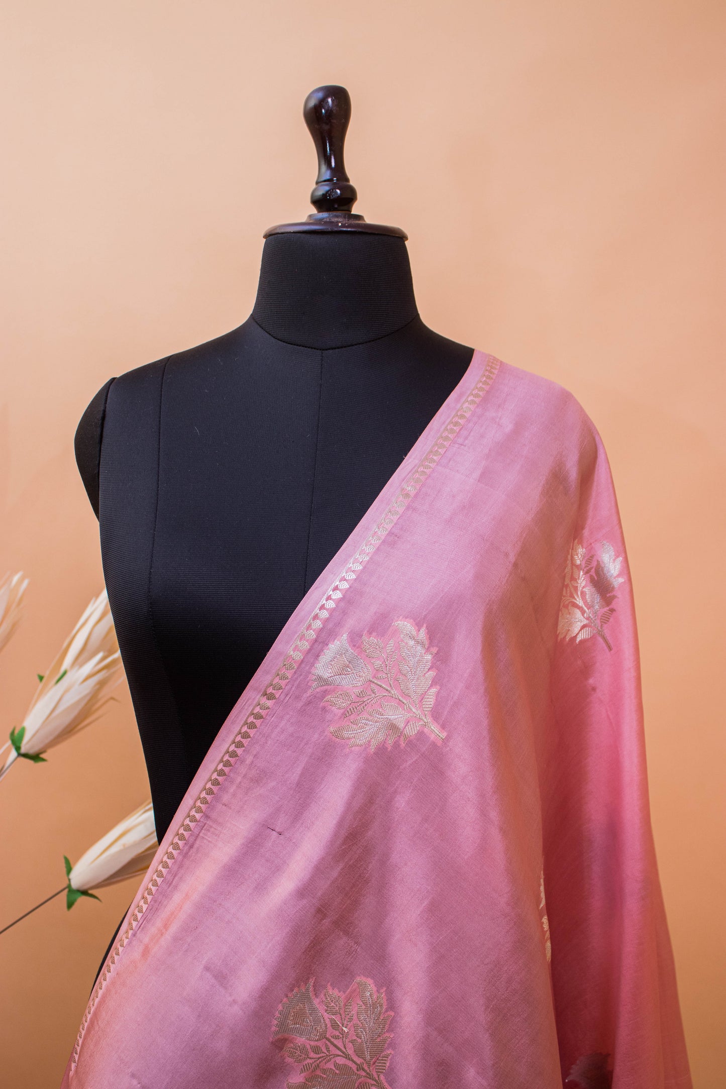 Thin Border Beautifull Flower Motif All Over In Pure Banarasi Silk Pink