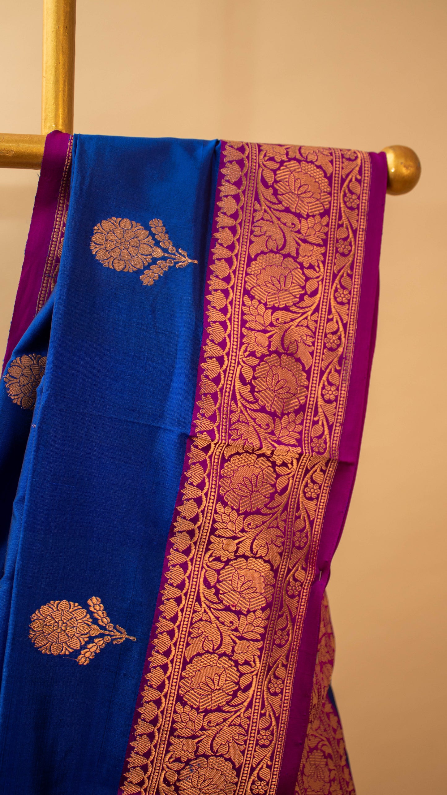 Handloom Banarasi Contrast Border And Butti Design-Blue