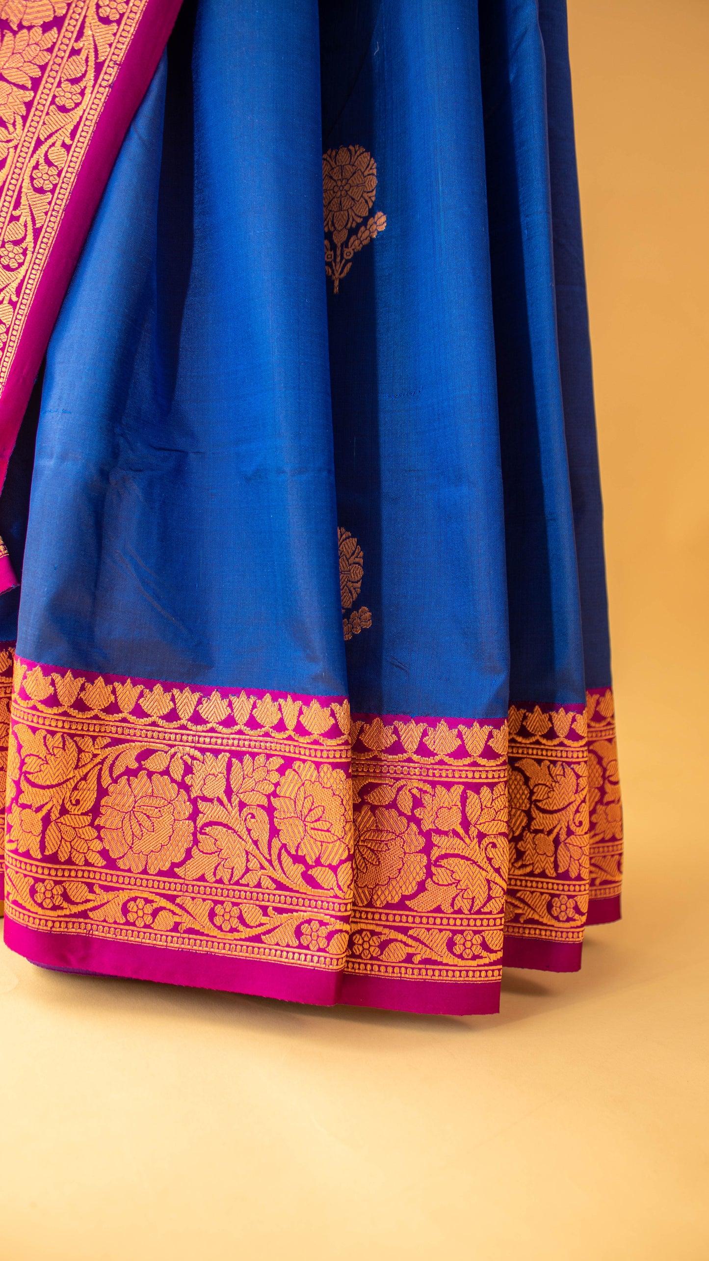 Handloom Banarasi Contrast Border And Butti Design-Blue