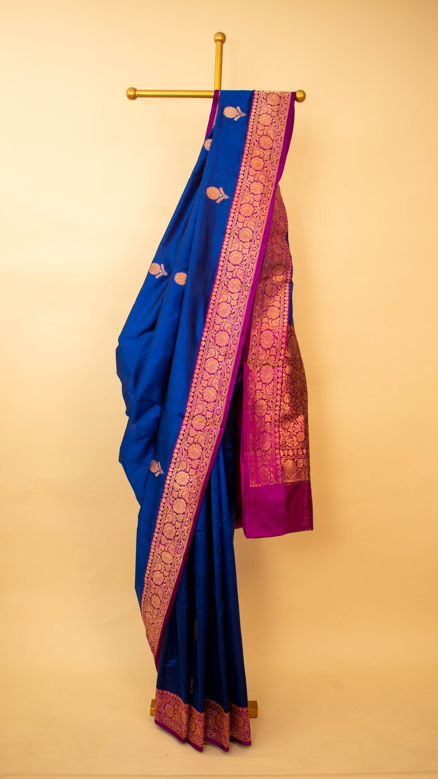 Handloom Banarasi Contrast Border And Butti Design-Blue