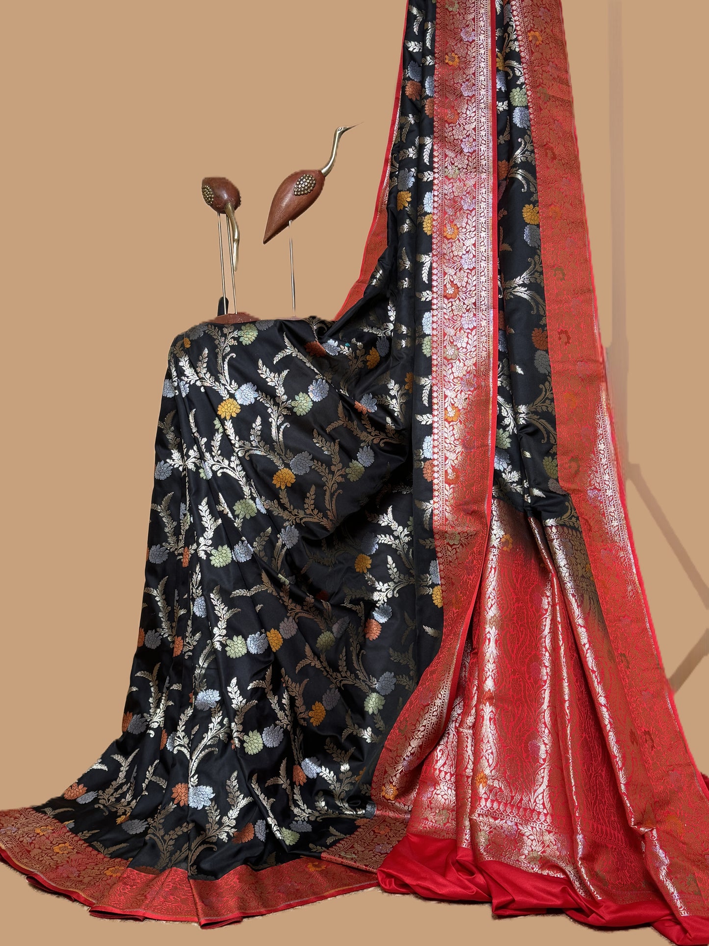 Traditional Banarasi Meenakari Jaal Contrast Pallu Saree - Black
