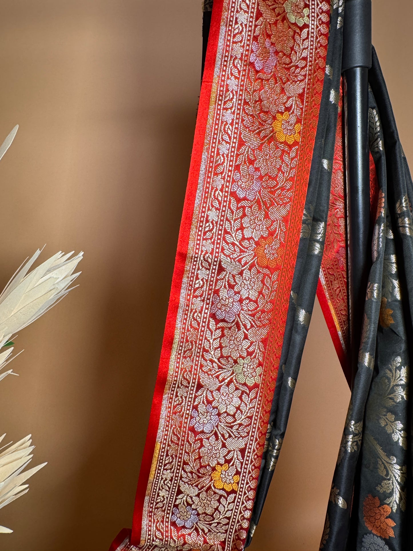 Traditional Banarasi Meenakari Jaal Contrast Pallu Saree - Black
