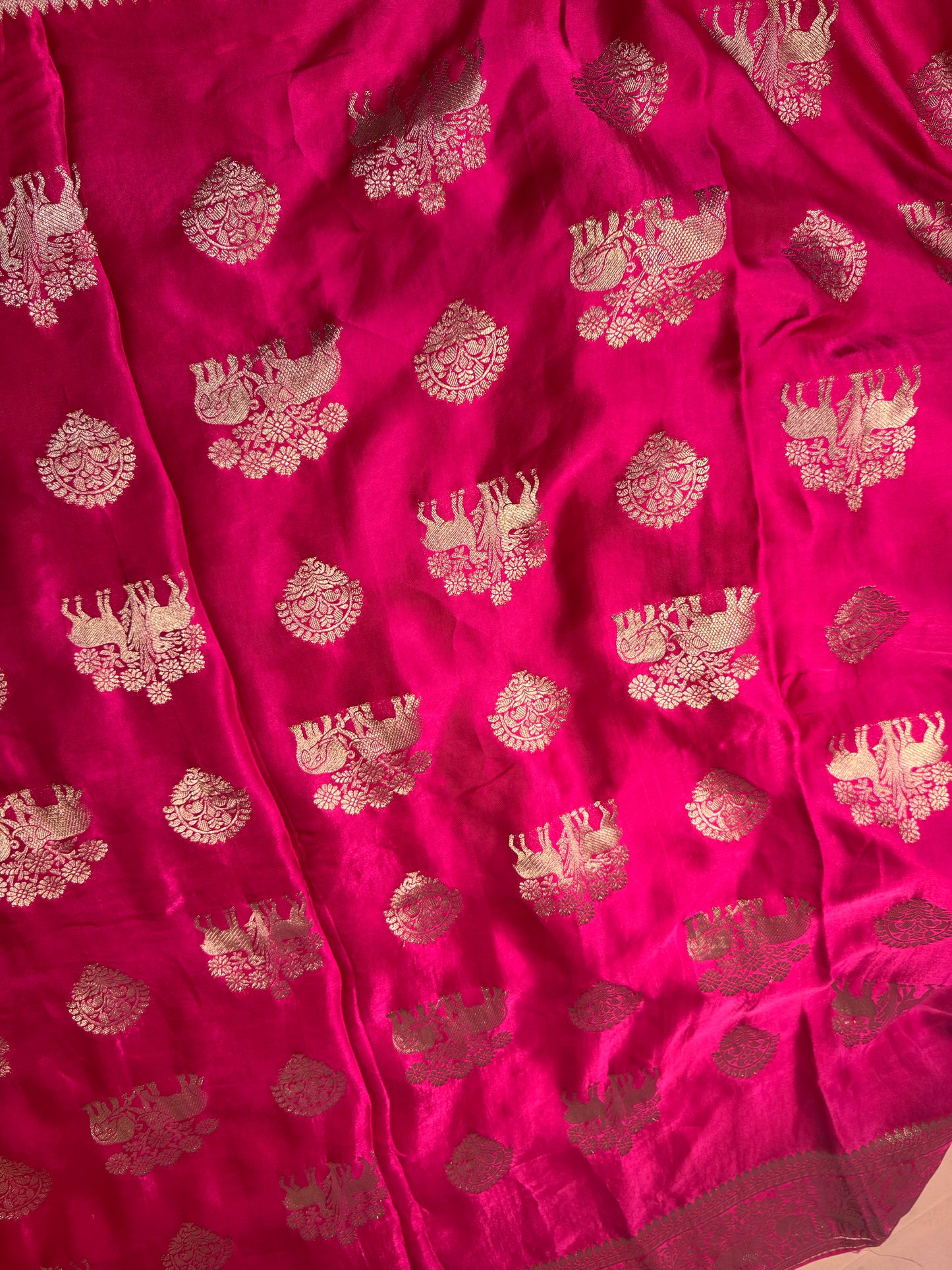Contremporary Weaved Figure Motif In Soft Mashru Silk Saree - Pink